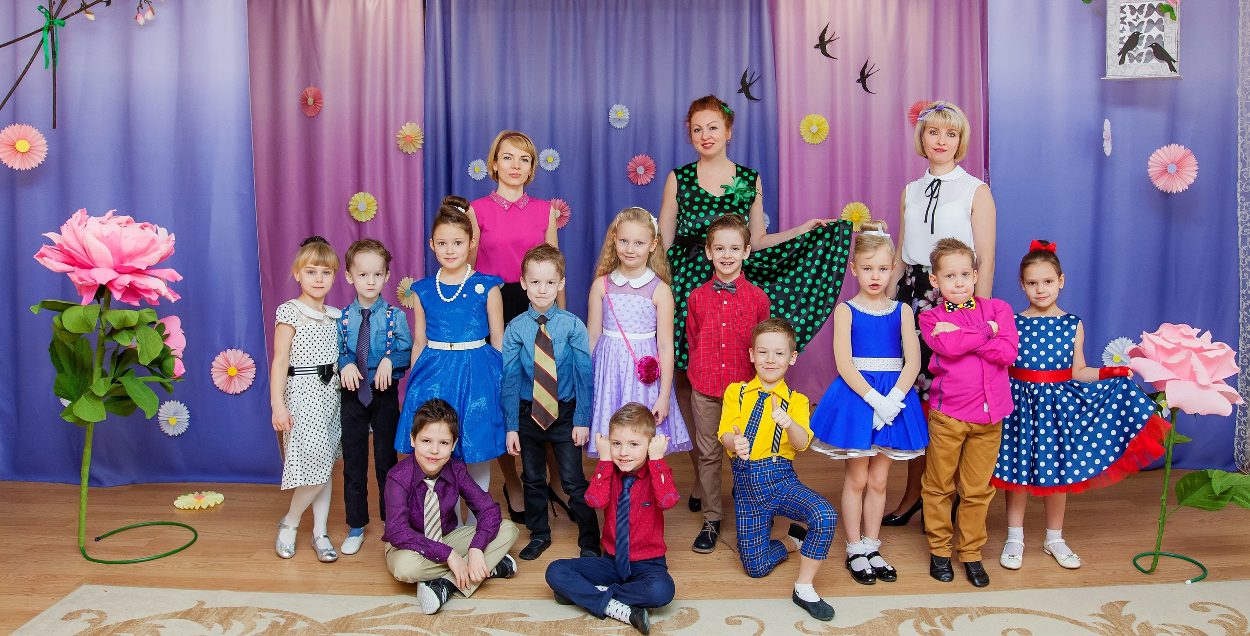 Фотография для выпускных альбомов в детском саду в выпускной группе в подготовительной группе детей фотограф для выпускных альбомов фото детей мастер-класс в детском саду краски портреты детей праздник в детском саду новый год в детском саду стиляги выпускной в стиле стиляг