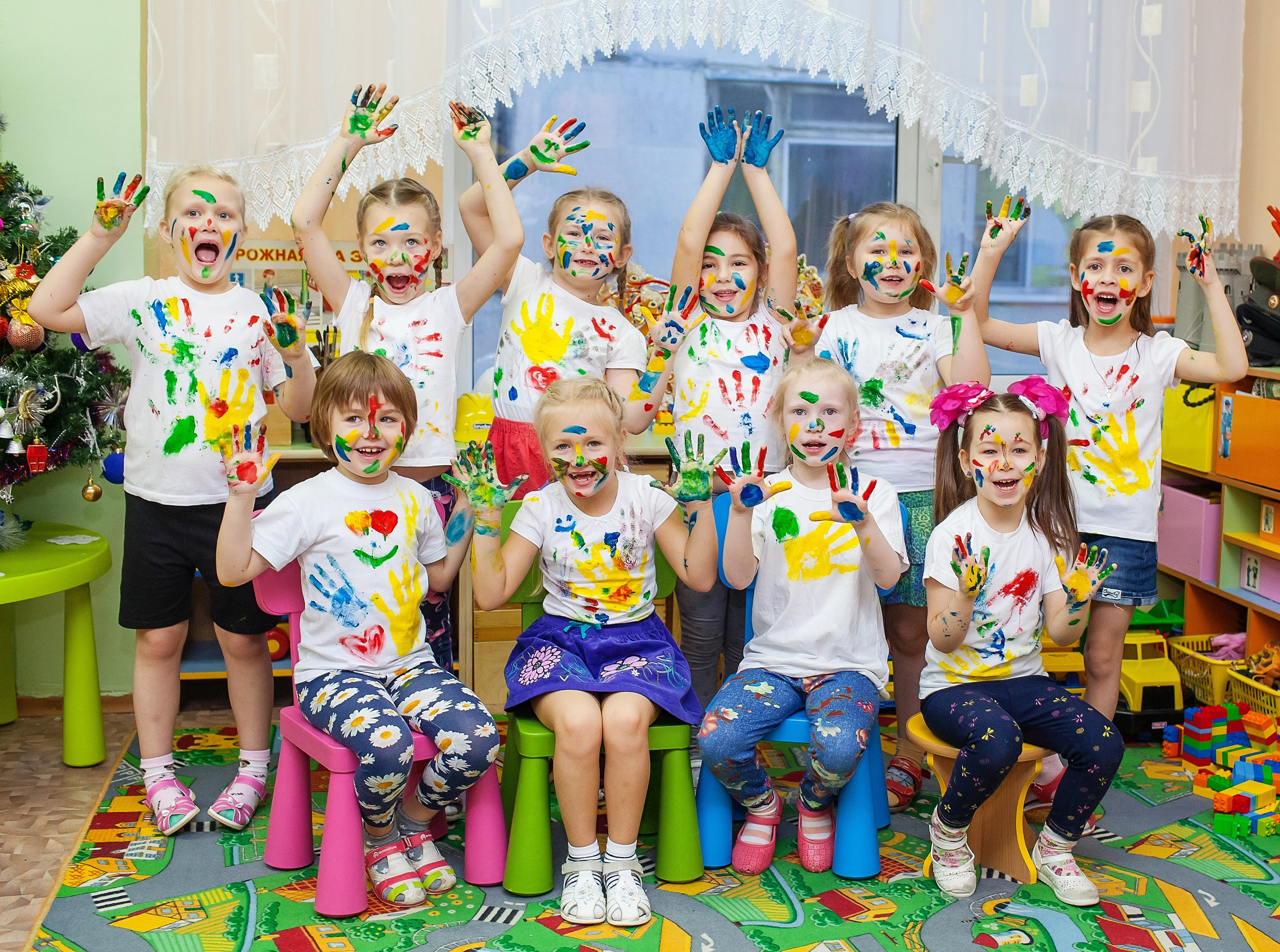 Фотография для выпускных альбомов в детском саду в выпускной группе в подготовительной группе детей фотограф для выпускных альбомов фото детей мастер-класс в детском саду краски портреты детей