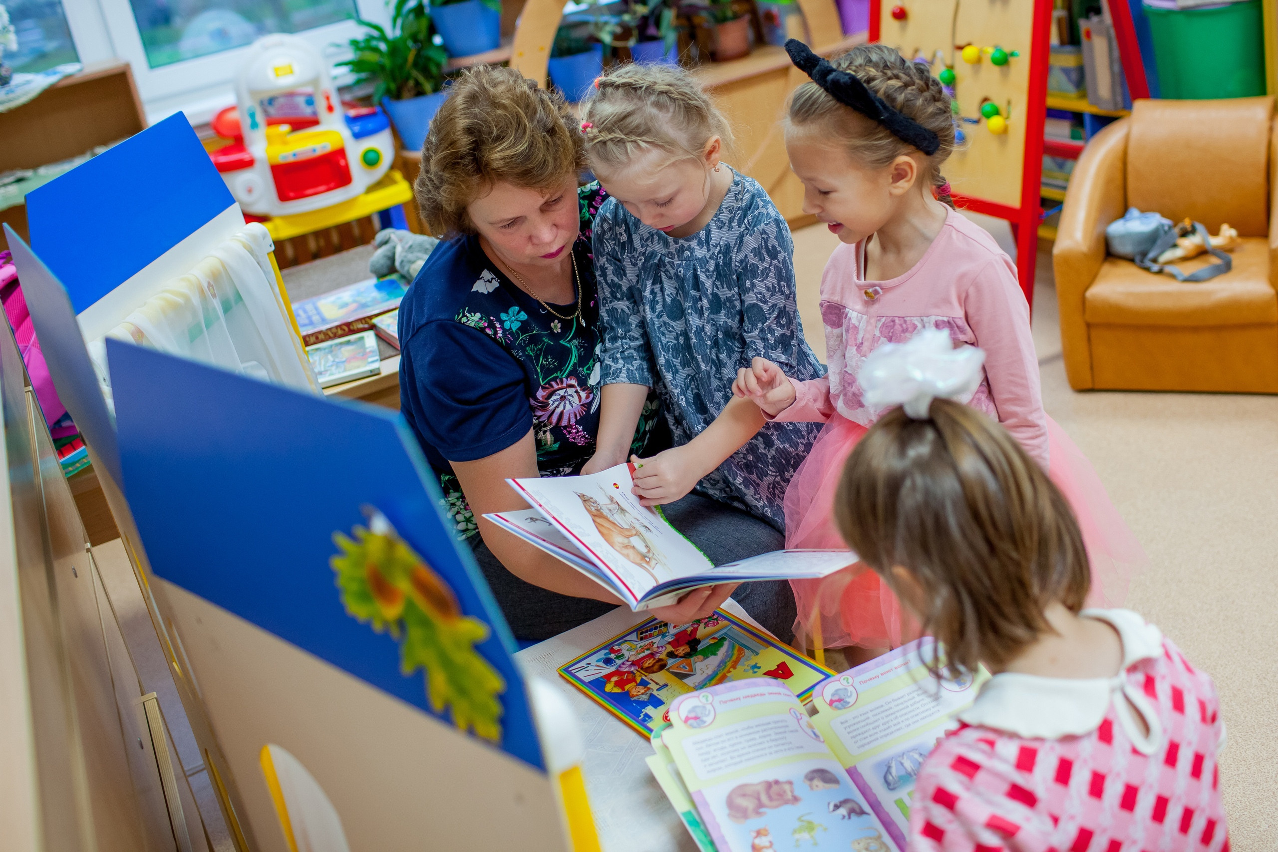 Фотография для выпускных альбомов в детском саду в выпускной группе в подготовительной группе детей фотограф для выпускных альбомов фото детей в группе мастер-класс детский портрет занятия в детском саду игры в детском саду