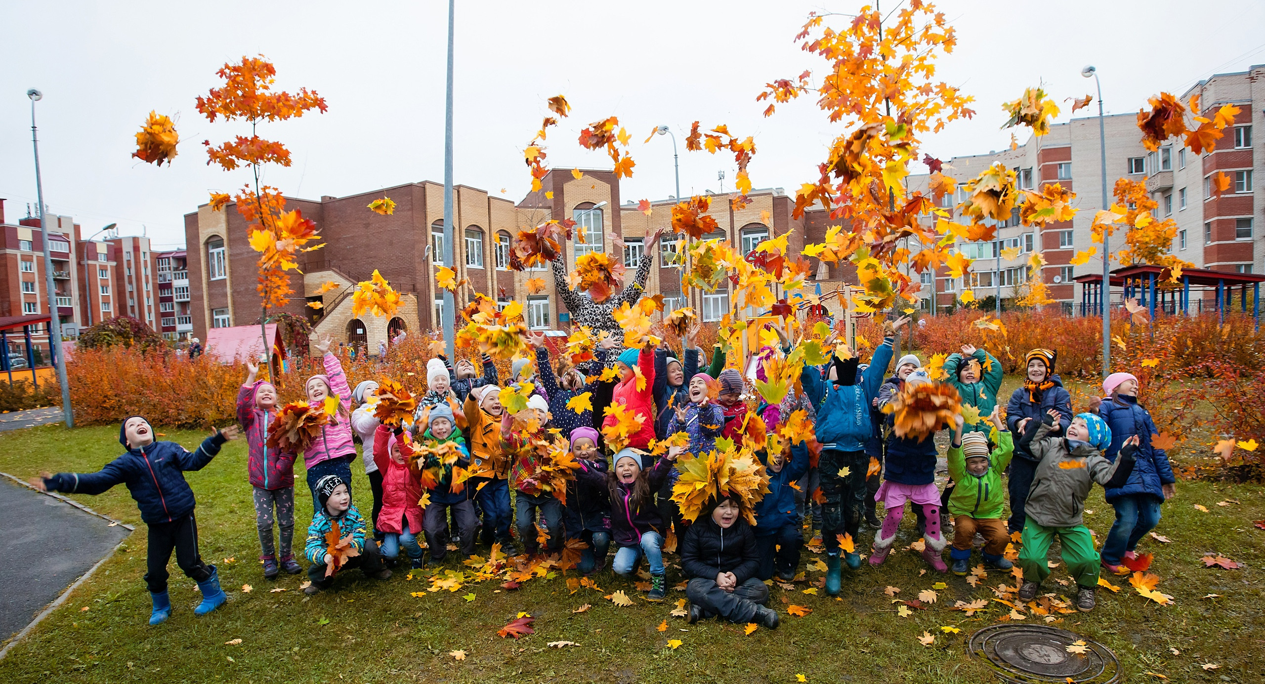 Фотография для выпускных альбомов в детском саду в выпускной группе в подготовительной группе осенняя фотография детей дети кидают листья