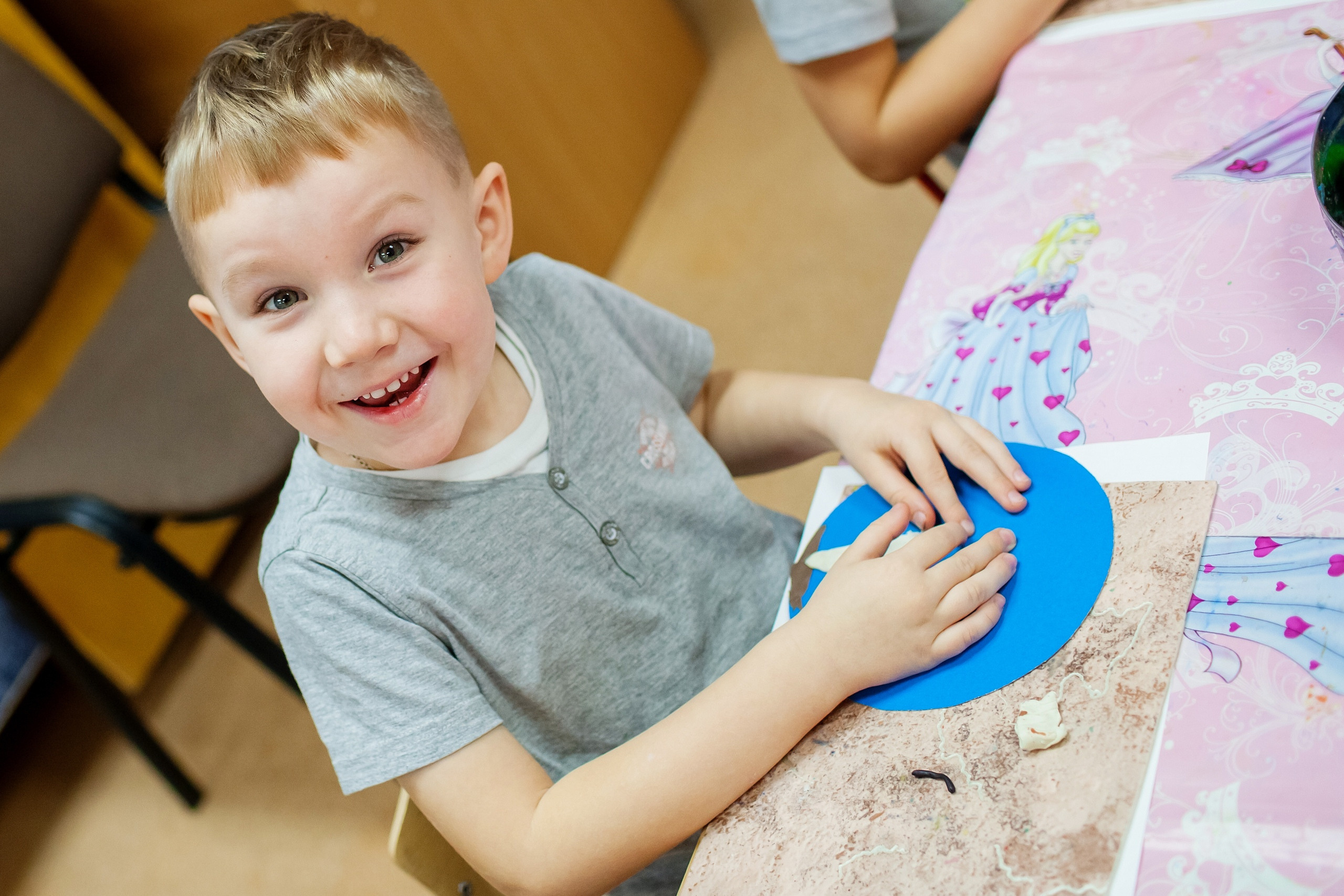 Фотография для выпускных альбомов в детском саду в выпускной группе в подготовительной группе детей фотограф для выпускных альбомов фото детей в группе мастер-класс детский портрет занятия в детском саду игры в детском саду