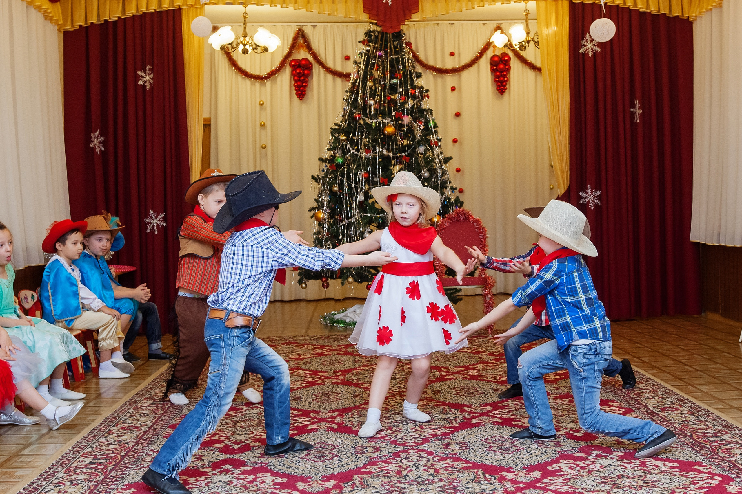 Фотография для выпускных альбомов в детском саду в выпускной группе в подготовительной группе детей фотограф для выпускных альбомов фото детей мастер-класс в детском саду краски портреты детей праздник в детском саду новый год в детском саду стиляги выпускной в стиле стиляг