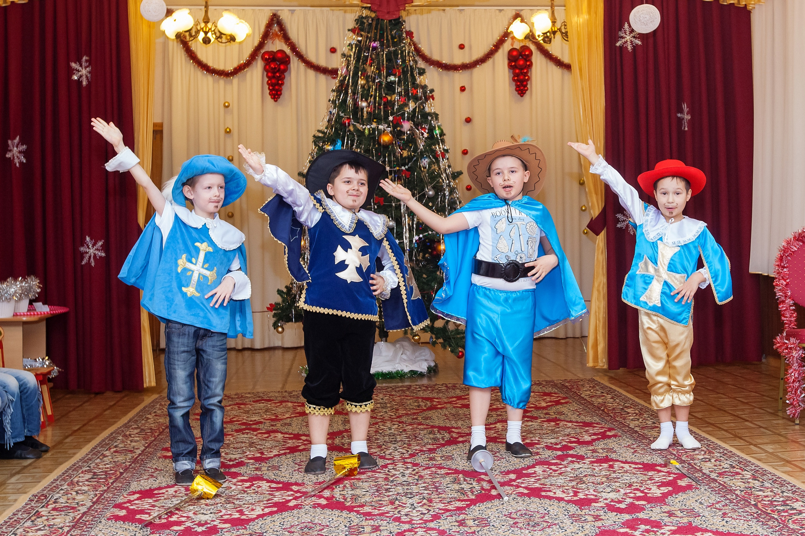 Фотография для выпускных альбомов в детском саду в выпускной группе в подготовительной группе детей фотограф для выпускных альбомов фото детей мастер-класс в детском саду краски портреты детей праздник в детском саду новый год в детском саду стиляги выпускной в стиле стиляг мушкетеры