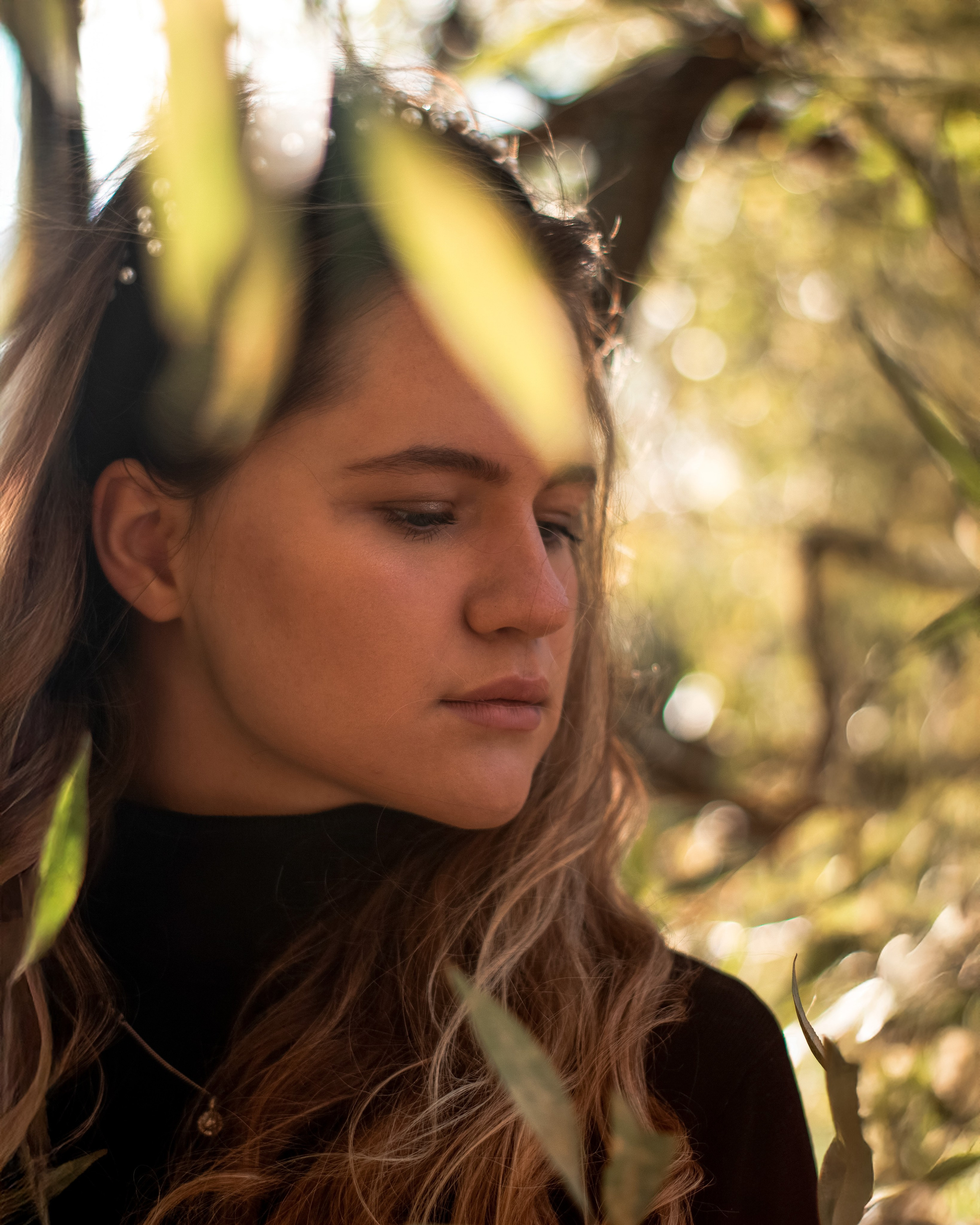 Осенняя фотосессия девушки у колонны в парке, фотограф Айси Клусова, обработка Айси Клусова