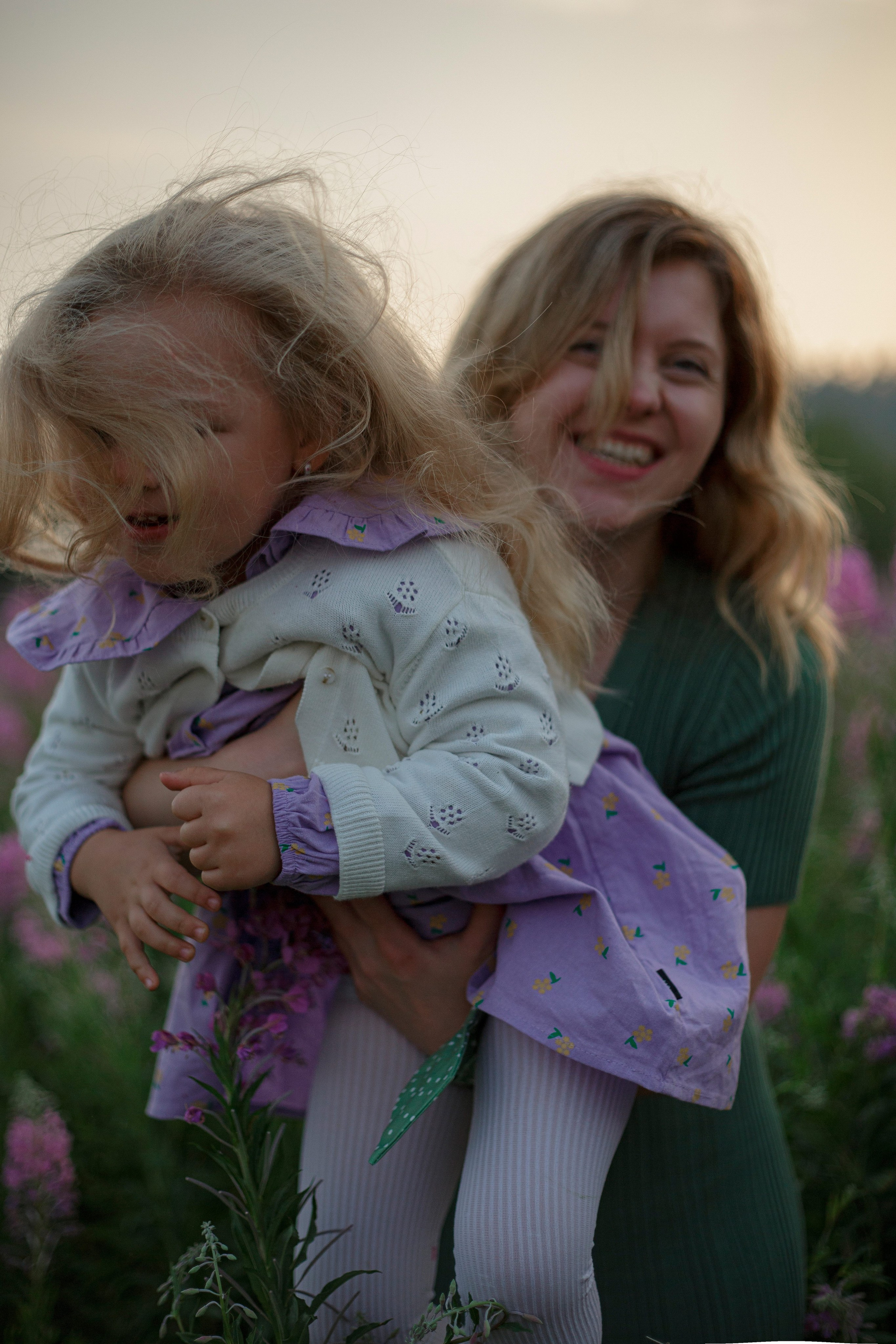 Семейная фотосъемка в поле летом 2023. Марина Рерих — портретный фотограф в Екатеринбурге