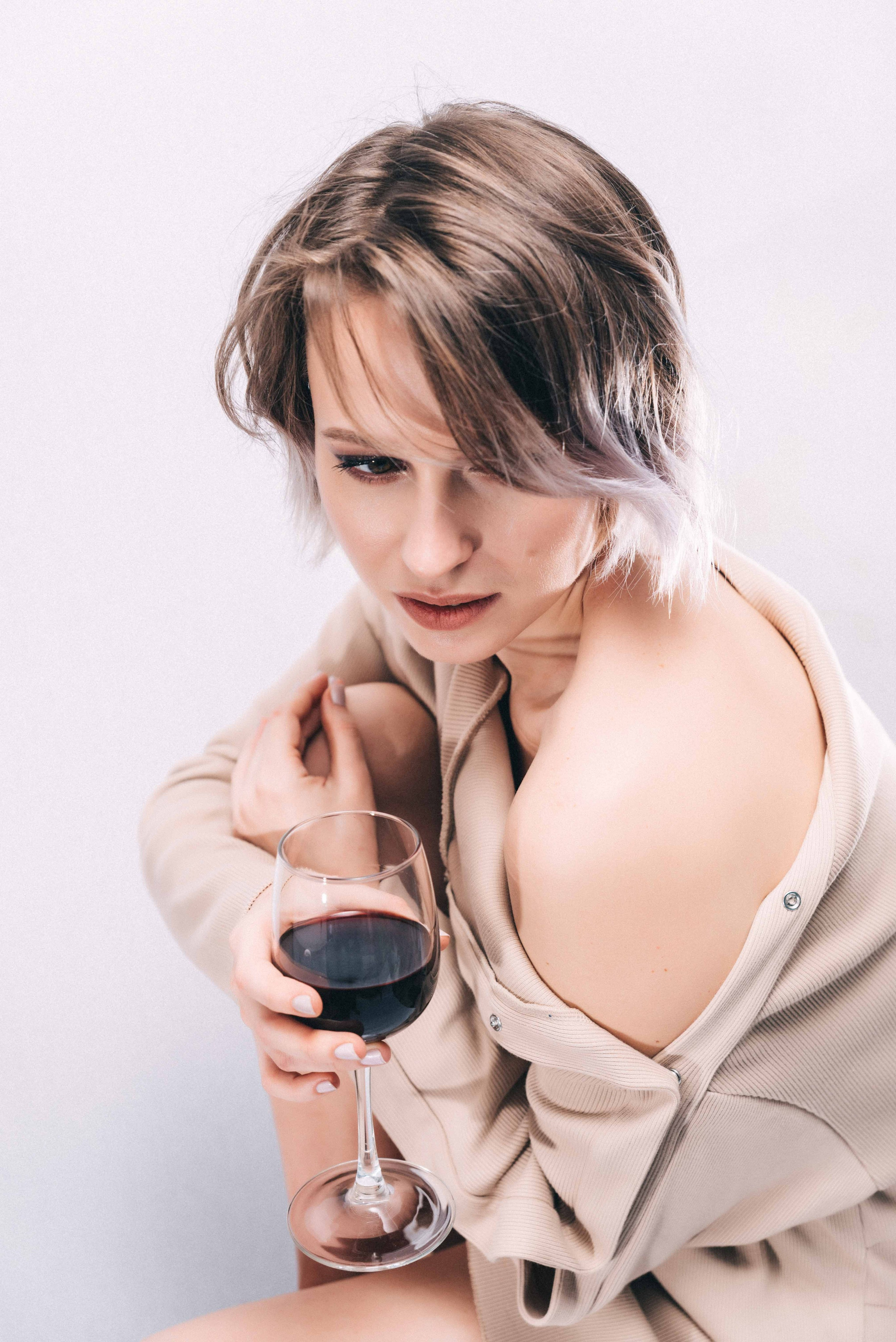 Саша и вино | портреты на белом фоне. Фотограф и видеограф в Москве и Абу Даби Мария Кулагина