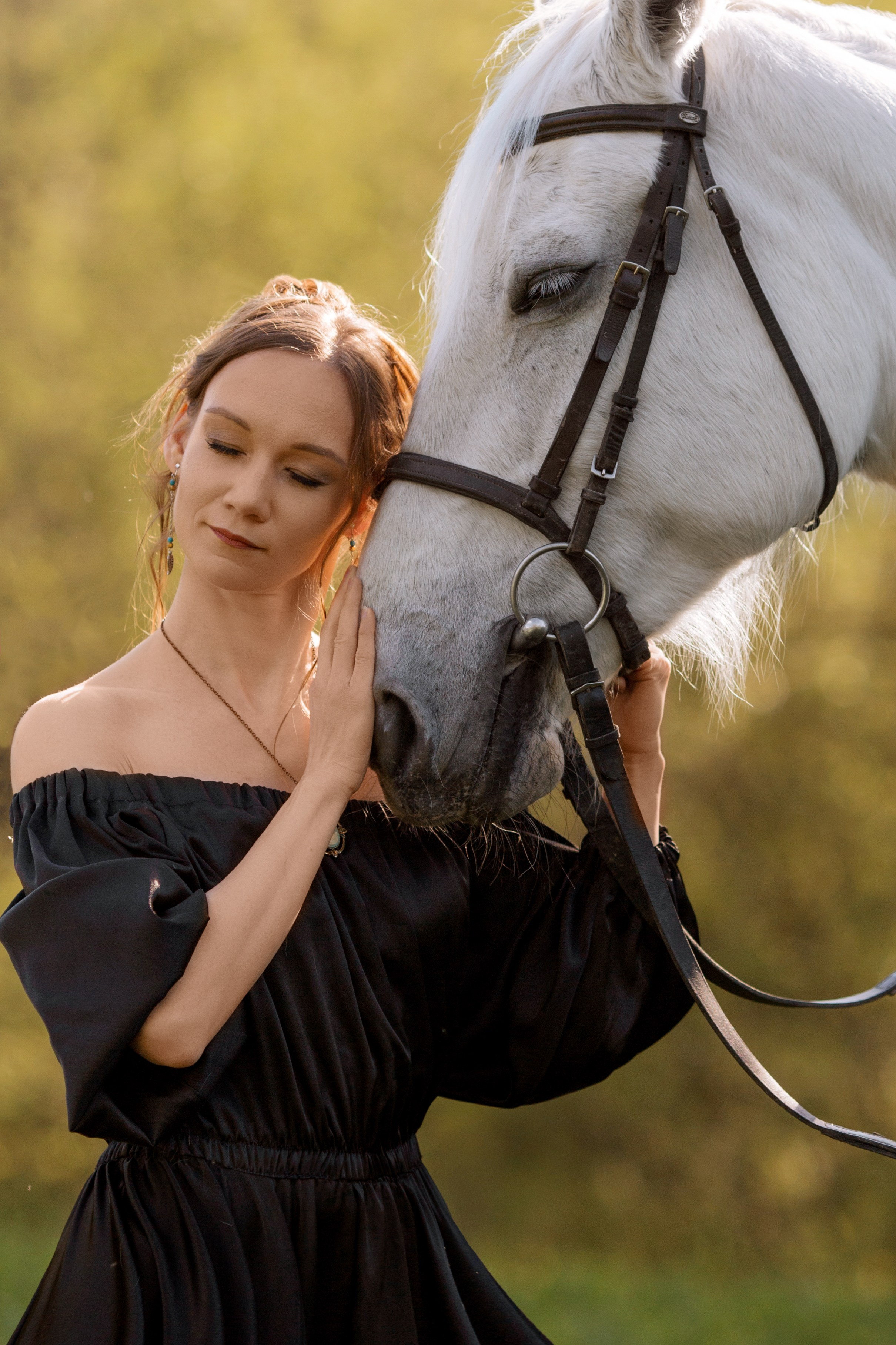 Фотосессия в цветущей черёмухе с лошадью