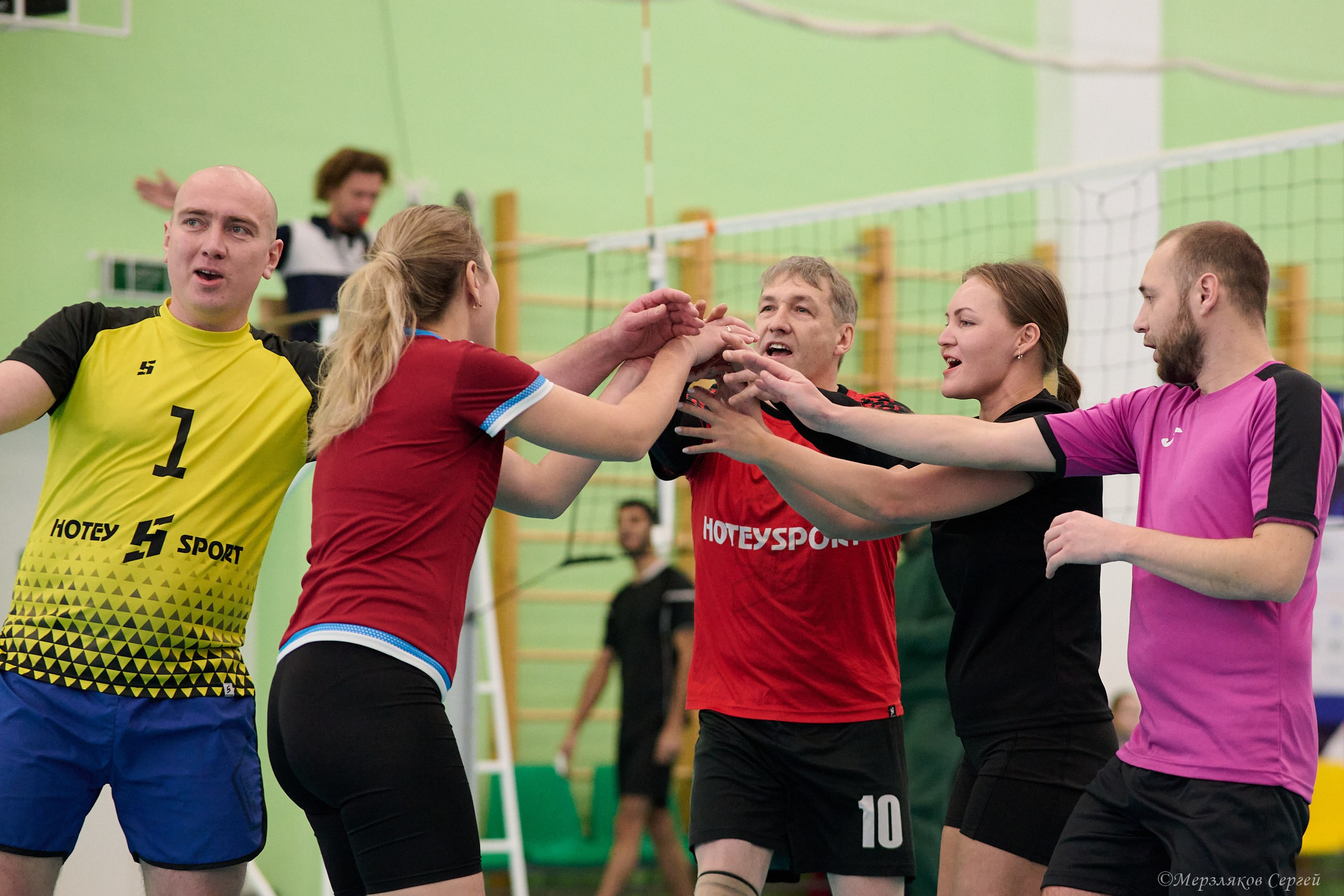 Новогодний волейбольный турнир. Ижевск. 16.12.23. Спортивный репортажный фотограф в Ижевске Сергей Мерзляков