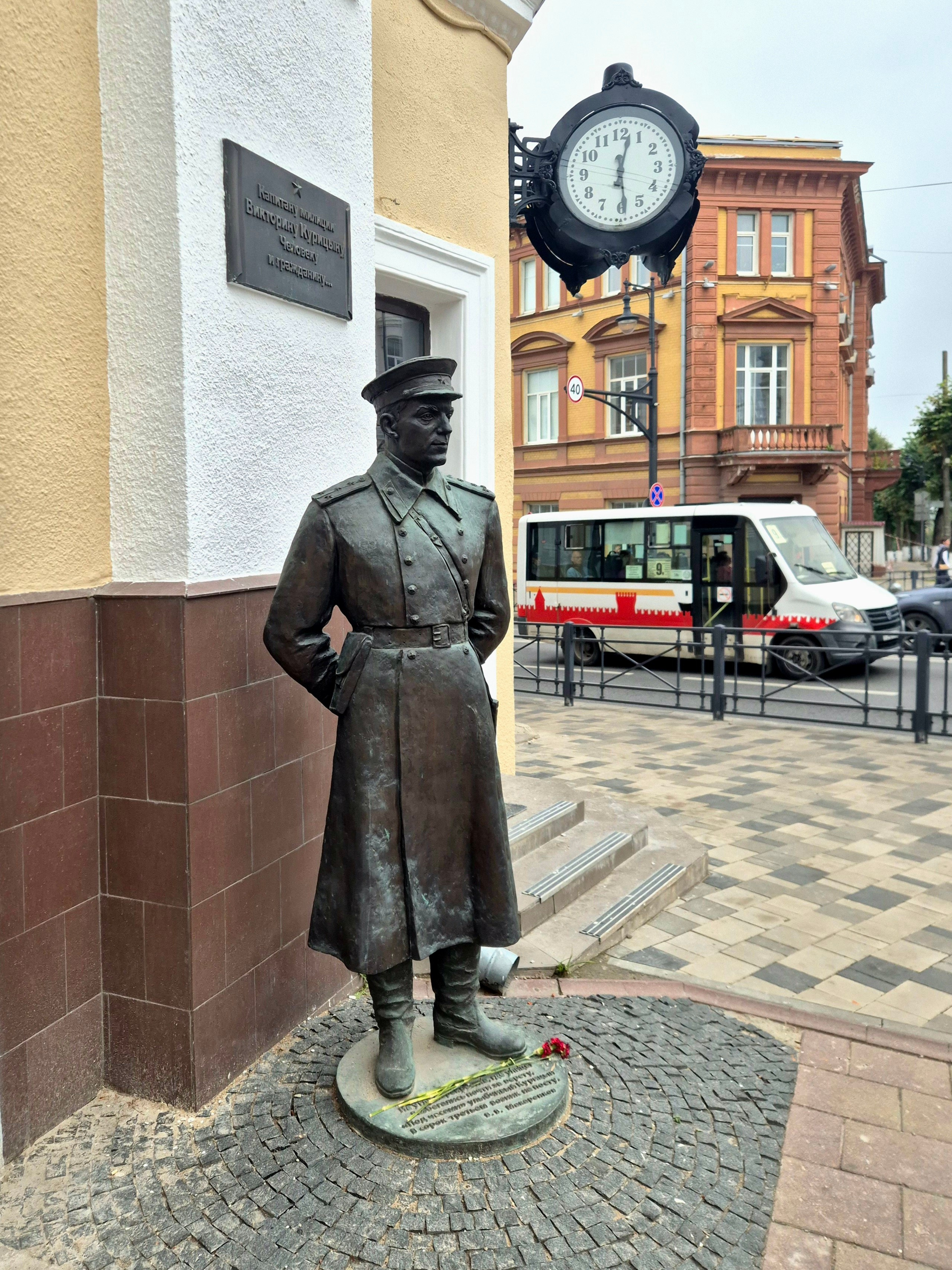 Памятник милиционеру Викторину Курицыну, который 12 лет служил на Большой Советской, запомнившись как отзывчивый человек. Он помогал горожанам передавать записки, даже нашив для этого специальные карманы в шинели.  