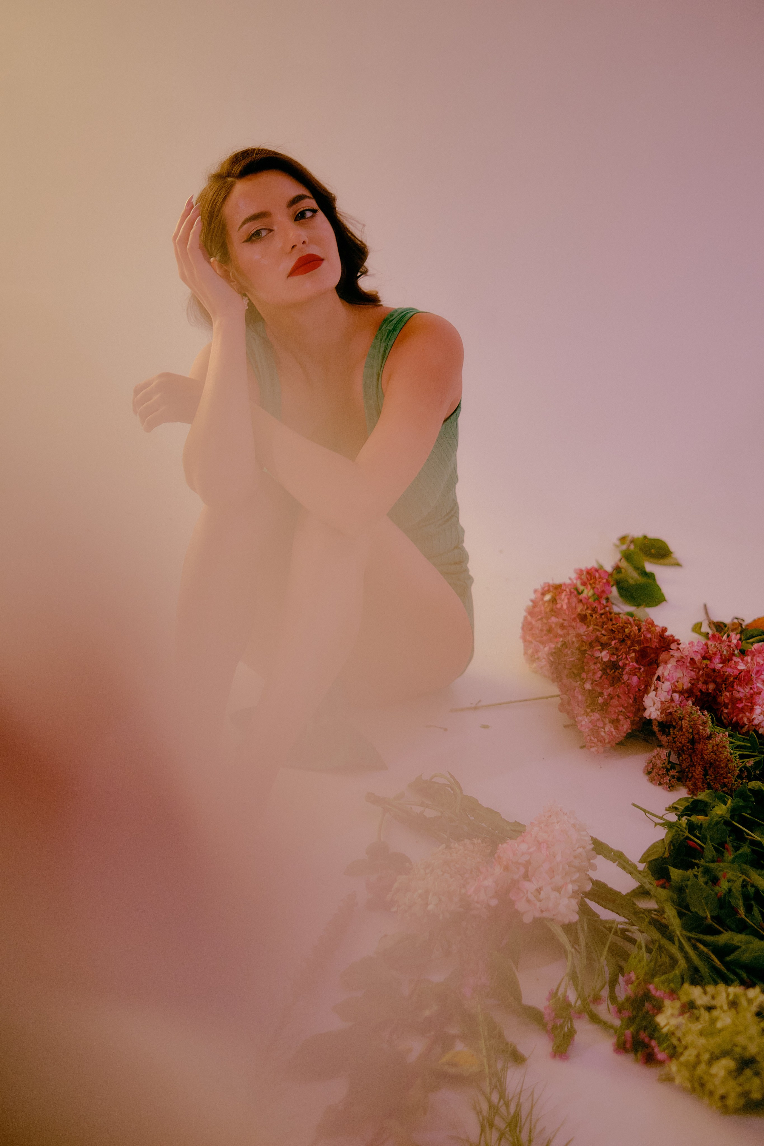Индивидуальная фотосессия с цветами в студии. Портретный, семейный фотограф в Твери Жданова Татьяна tatzhdanov Таня