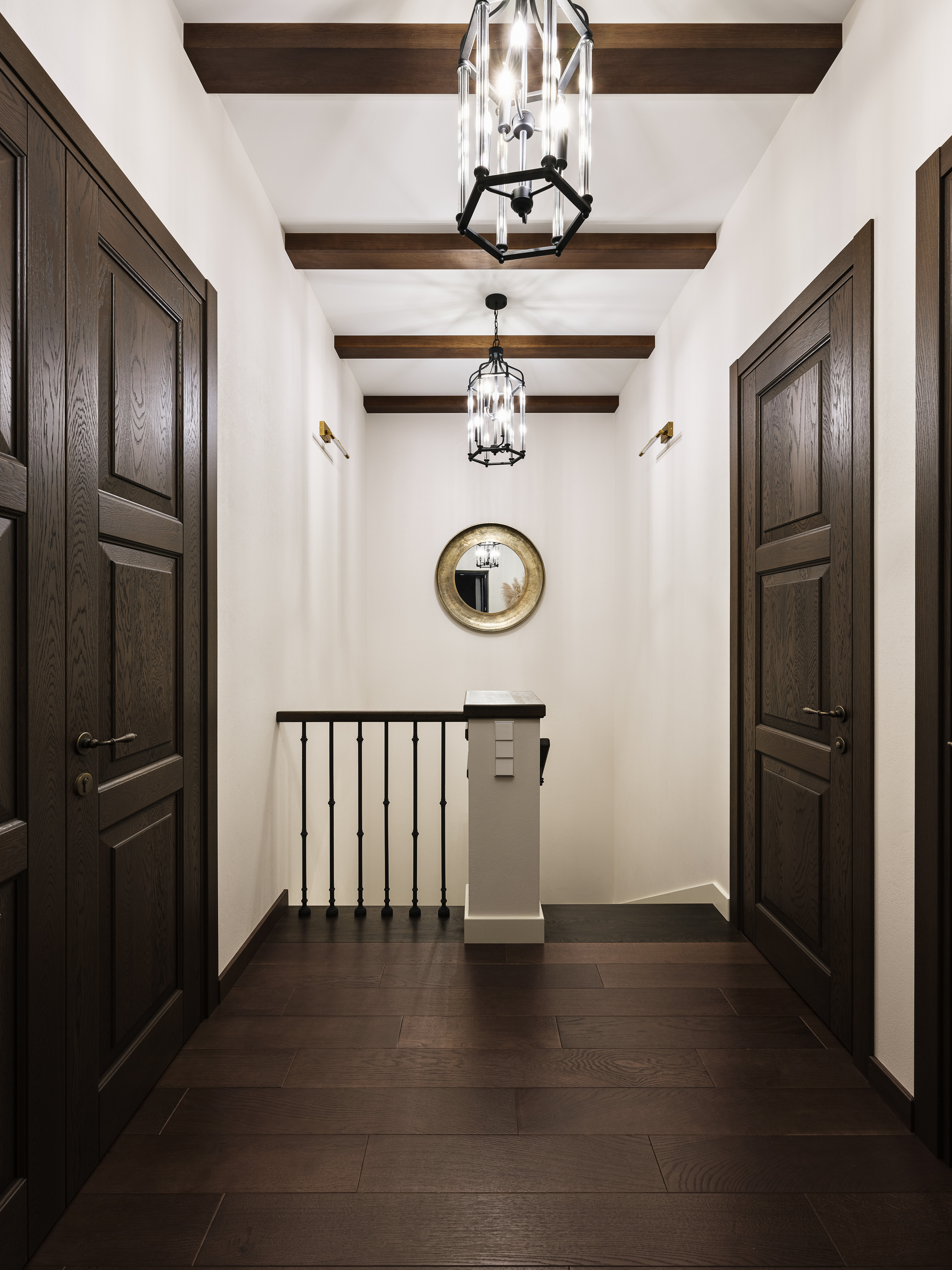 Длинный коридор с деревянными дверями, декоративными потолочными балками и подвесным светильником, современный интерьер в теплых тонах, дизайнер Валерия Хростовская, фотограф Сергей Денисенко.