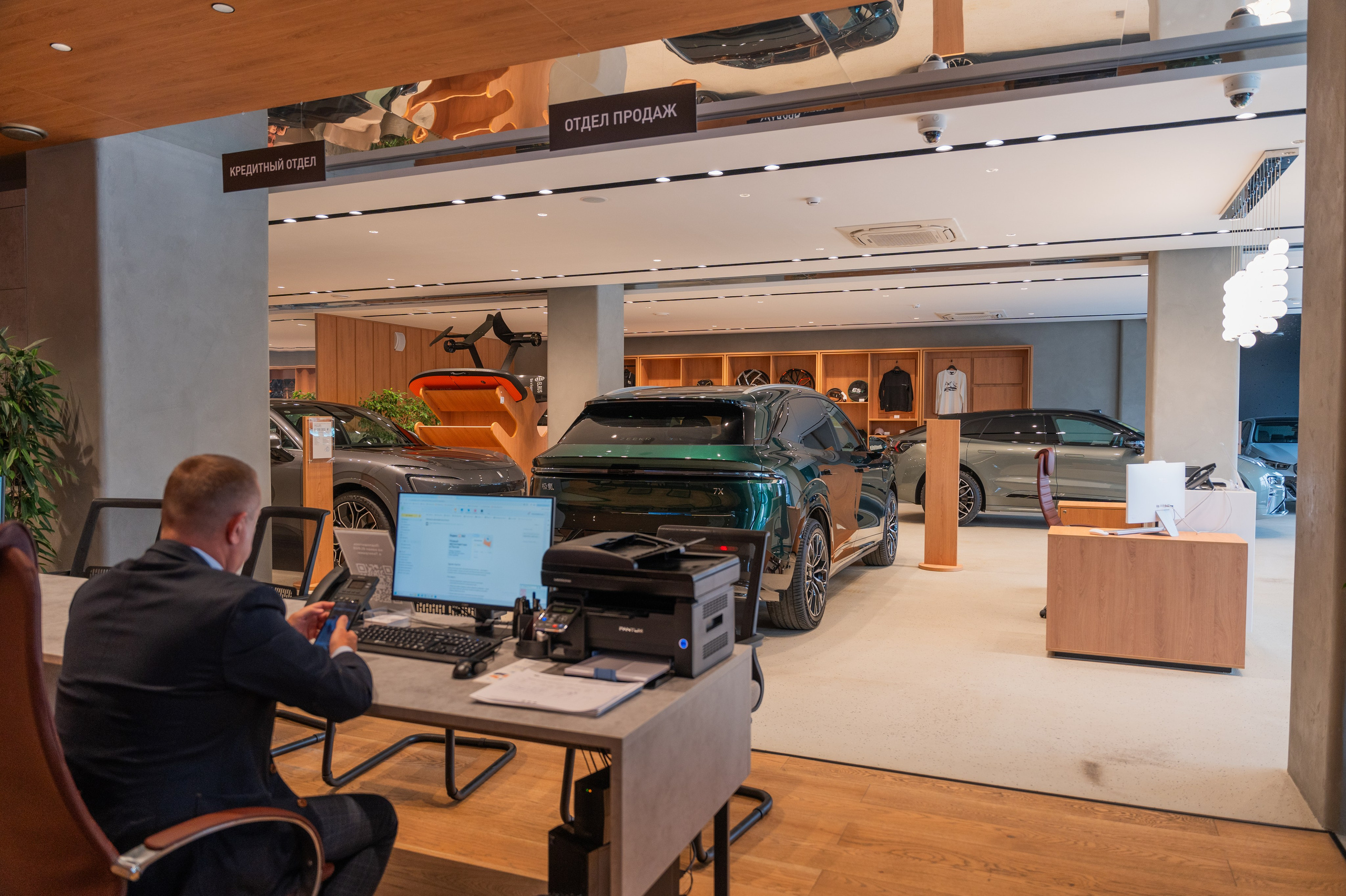 Интерьерная фотосъемка автосалона Elrus в Краснодаре. Zeekr, LiXiang Профессиональная фотосъемка интерьера премиум-автосалона в Краснодаре. Шедевры для Вас! Фотограф и Видеограф в Краснодаре Пахиев Руслан