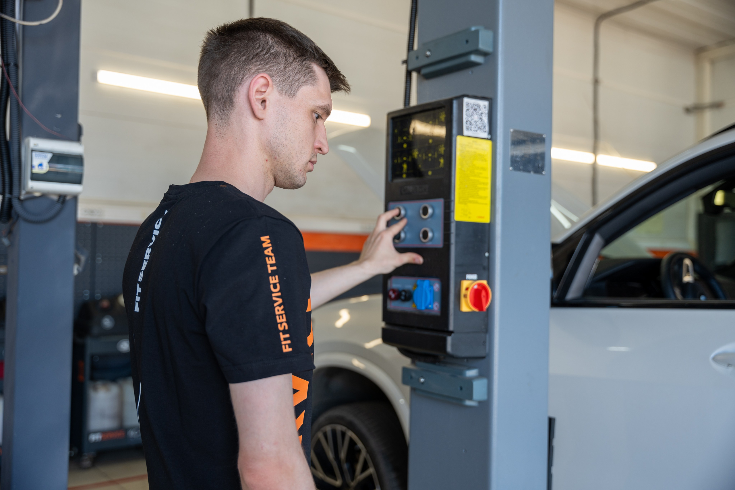 Интерьерная фотосъемка автосервиса Fit Service в Краснодаре — сеть СТО Профессиональная фотосъемка интерьера техцентра в Краснодаре. Шедевры для Вас! Фотограф и Видеограф в Краснодаре Пахиев Руслан