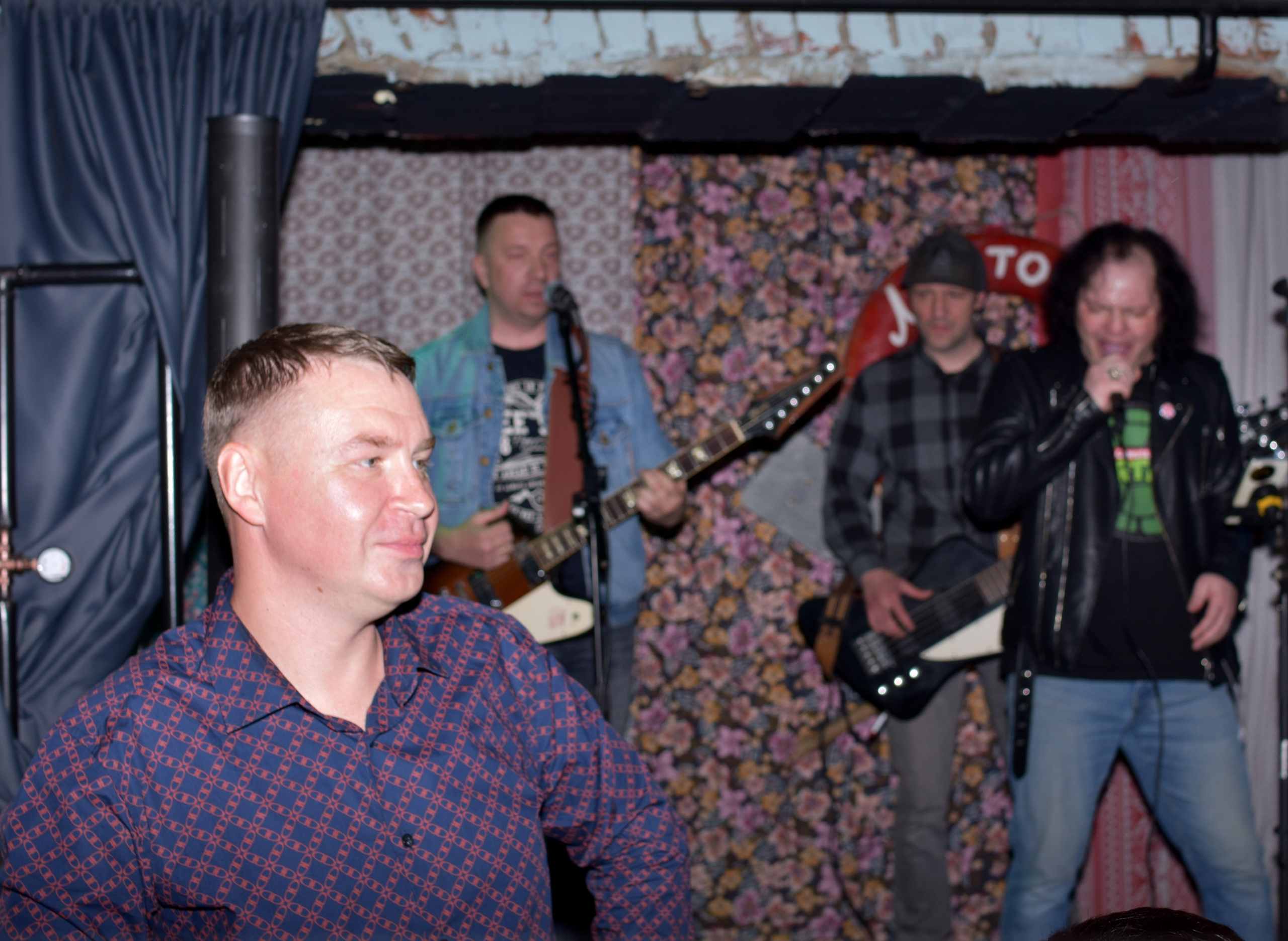 Hard Rock Cafe — Торжественный праздник дня рождения. Фотограф Владивосток (художественный портрет, празднование, торжество, мероприятие, фотопрогулка)