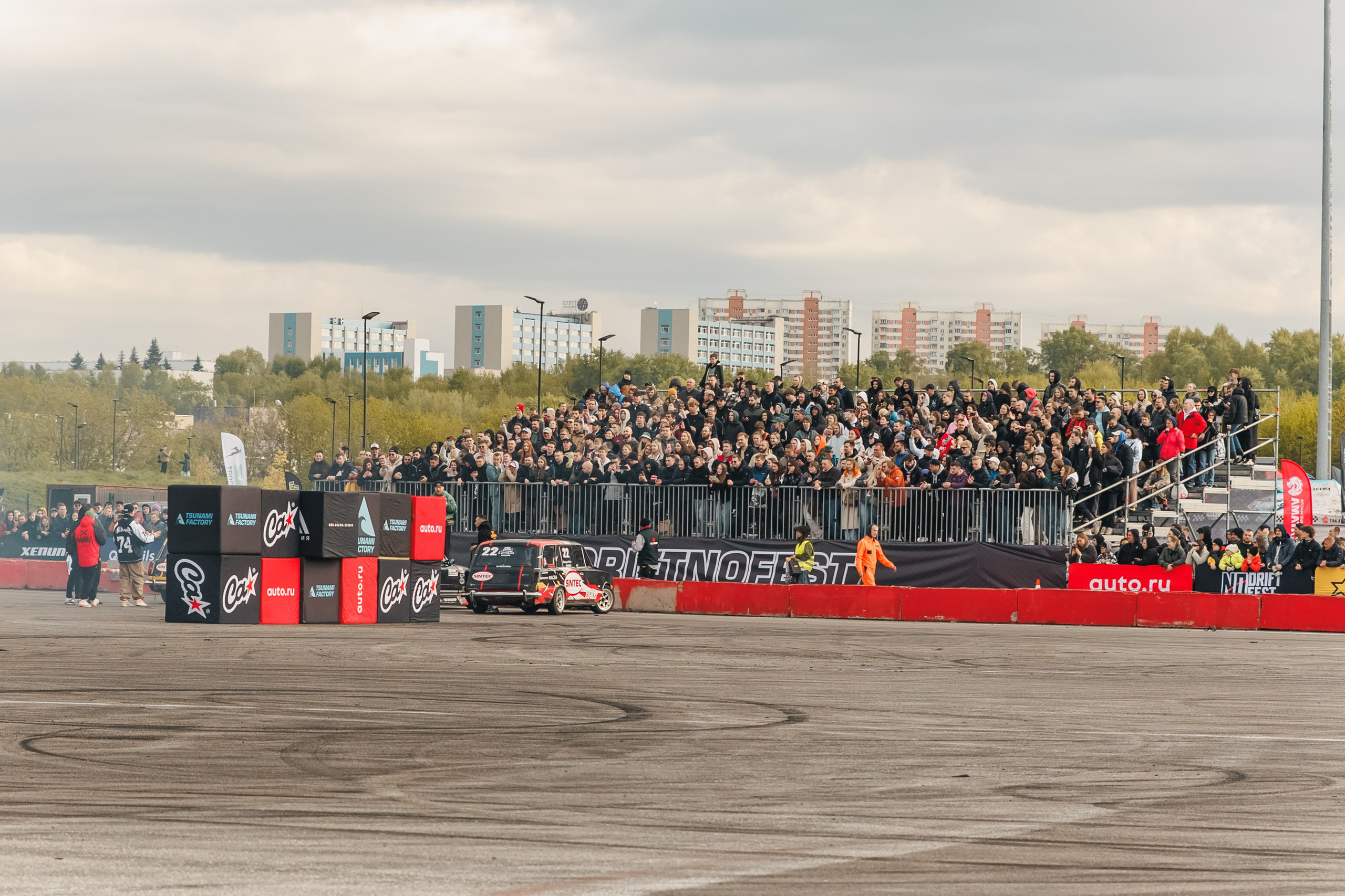 Выставка и дрифт машин. Репортажный фотограф. Москва. Алина Ланская