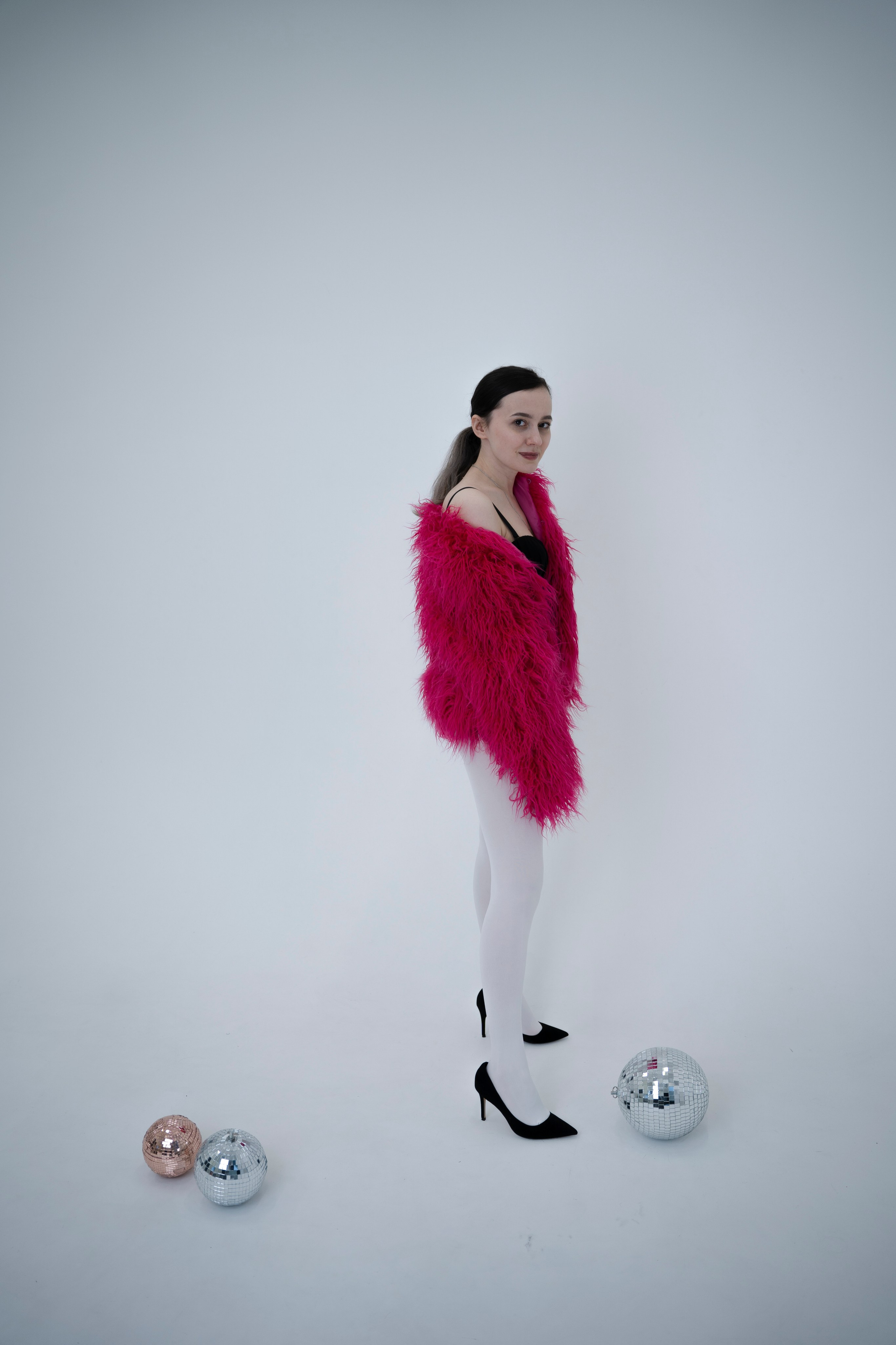 ДЕВОЧКА НА ШАРЕ. Главная