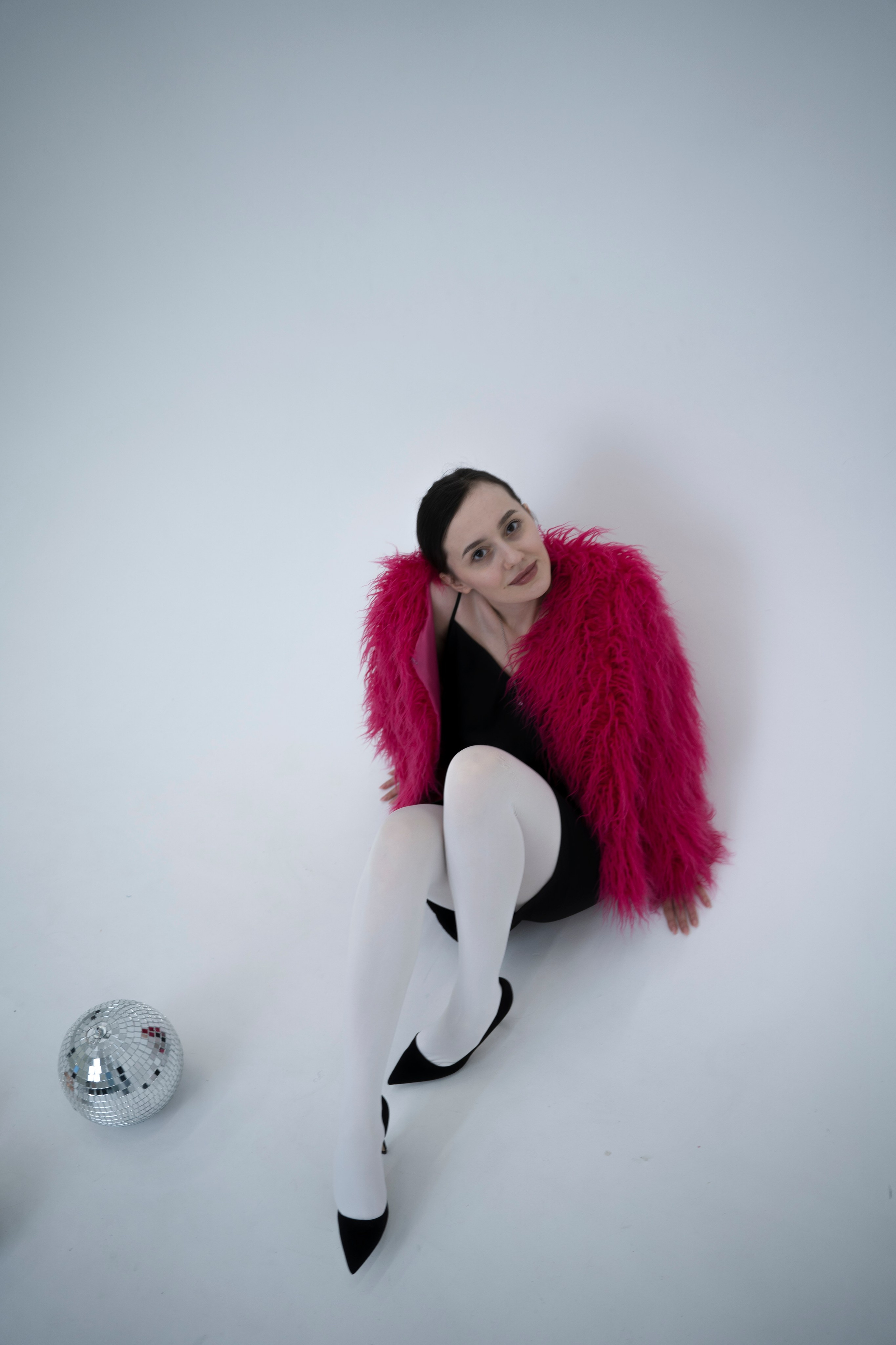 ДЕВОЧКА НА ШАРЕ. Главная