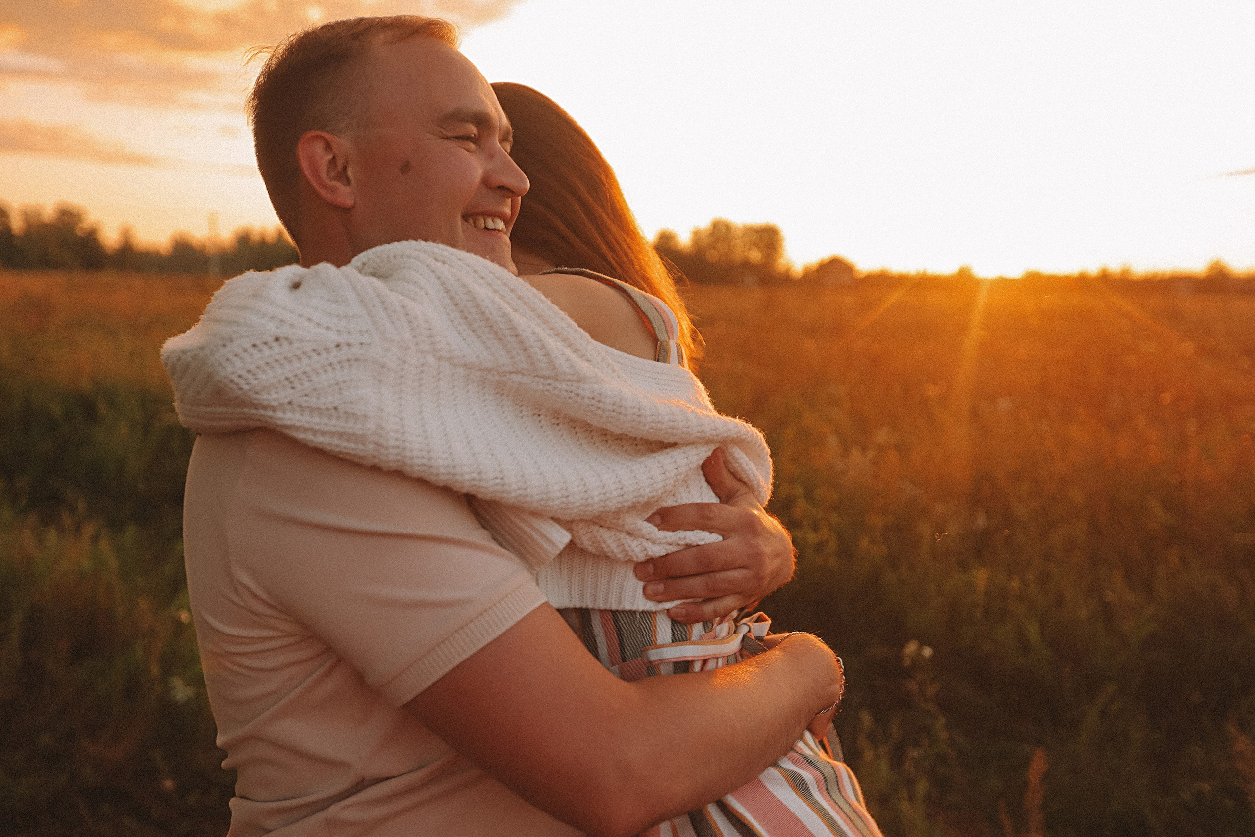 Поле love story на закате. Семейный фотограф Тюмень, фотограф на роды Салмина Мария