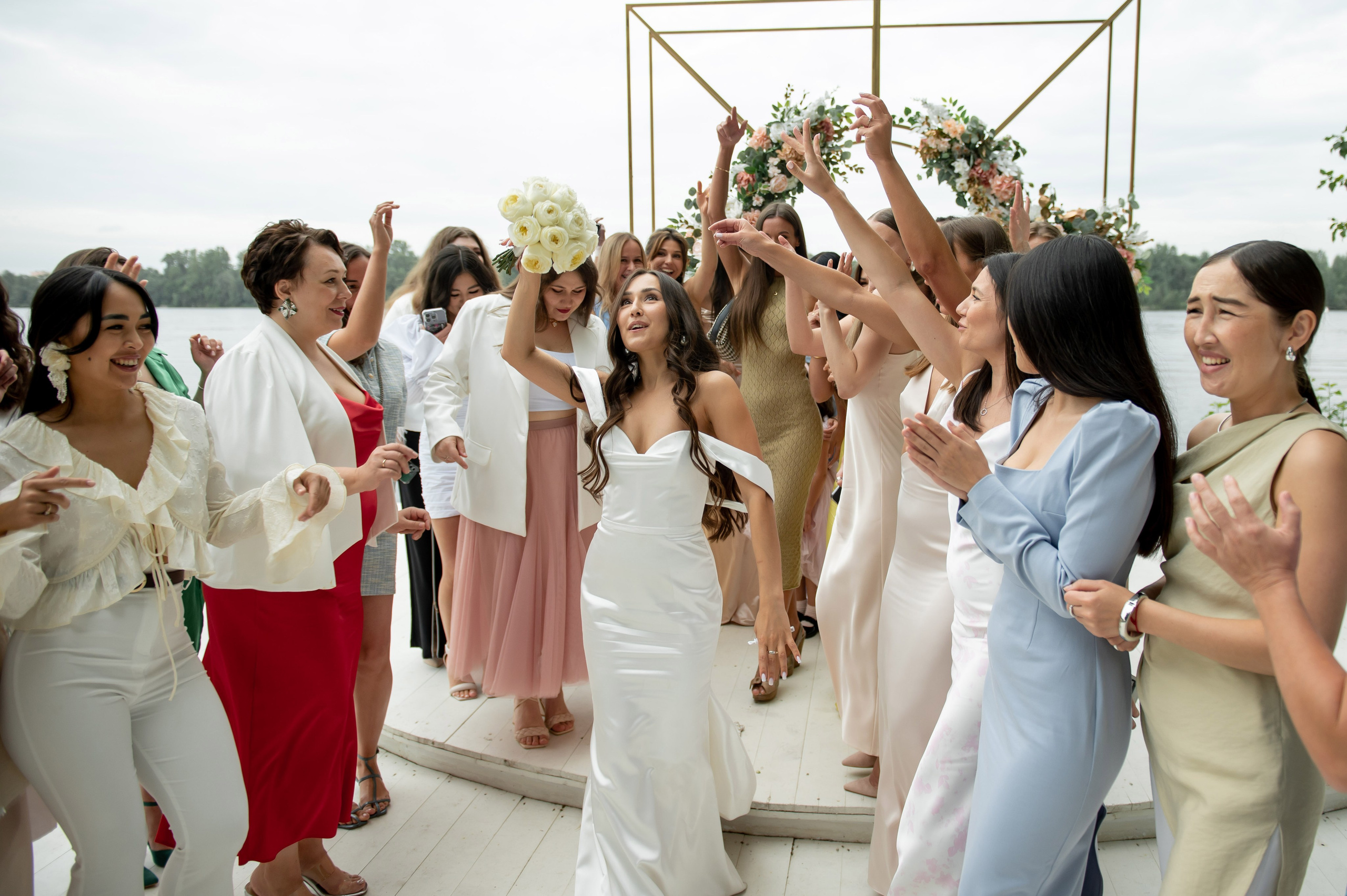 Классическая свадебная фотосессия Аины и Антона по самым красивым местам для свадебной прогулки в Санкт-Петербурге. Портретный, семейный и свадебный фотограф в Санкт-Петербурге и в Пушкине Ширяев Денис