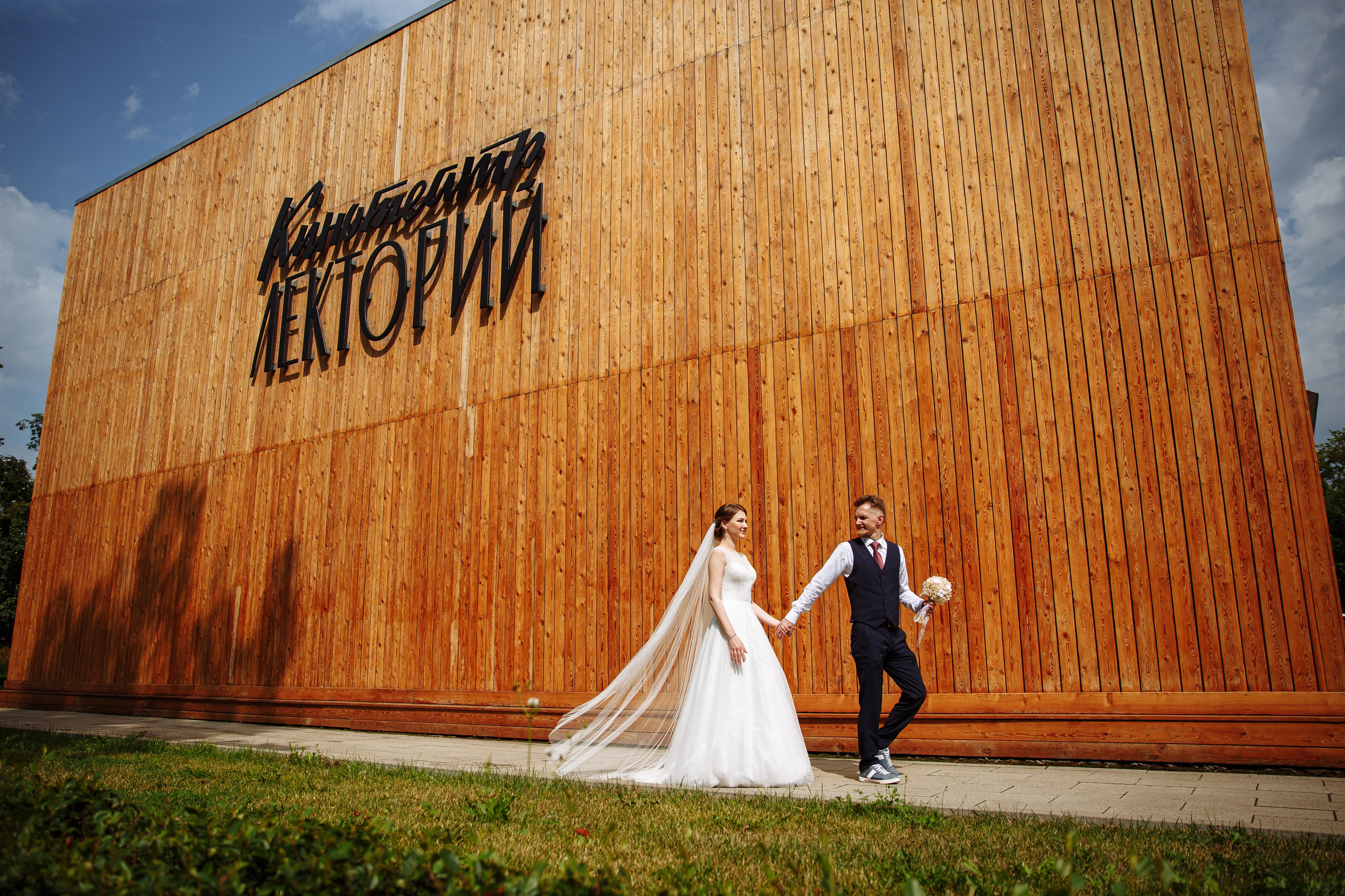 Молодожены возле кинотеатра Лекторий на ВДНХ