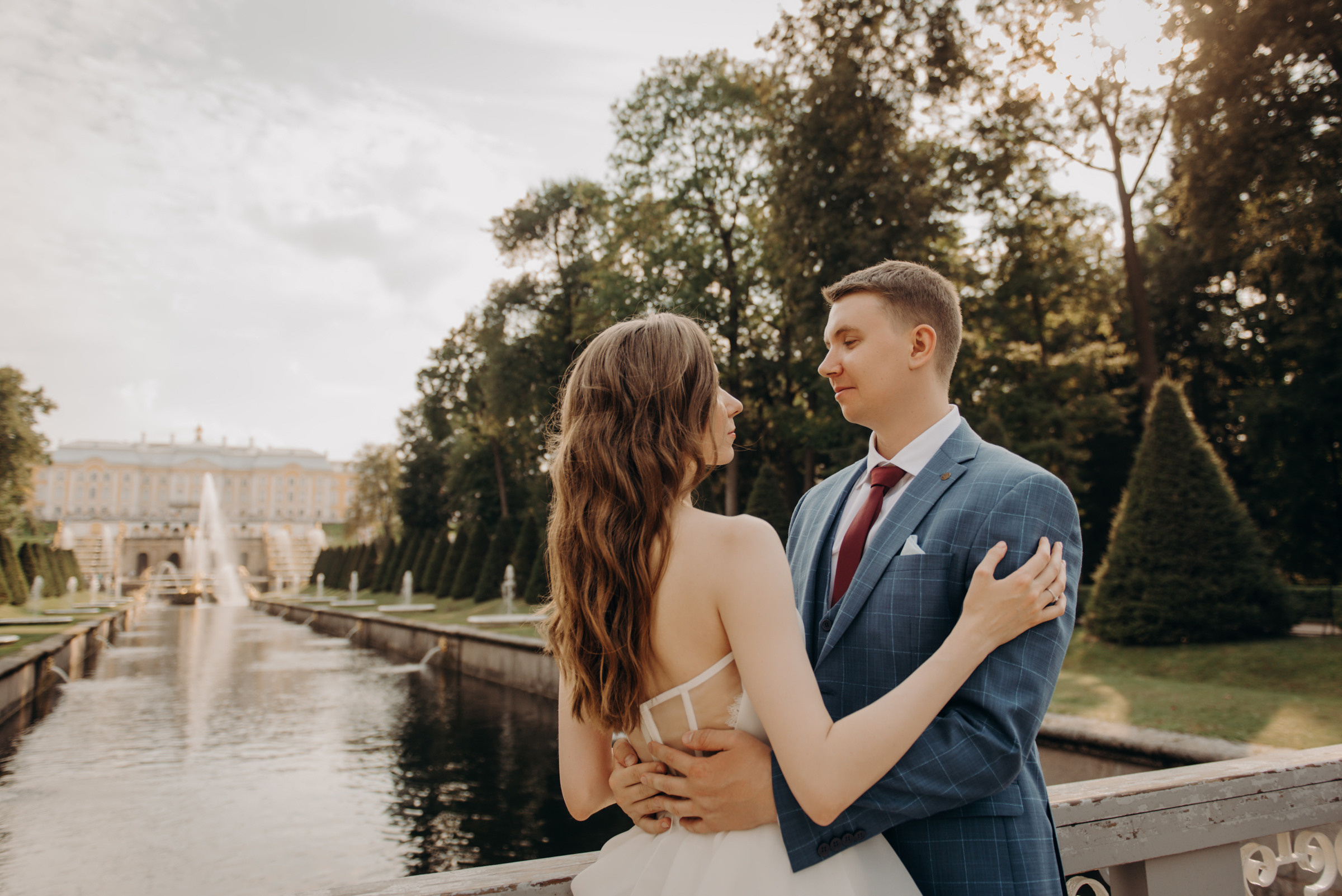 свадебная фотосессия в Петергофе, фотограф на свадьбу в Петергофе