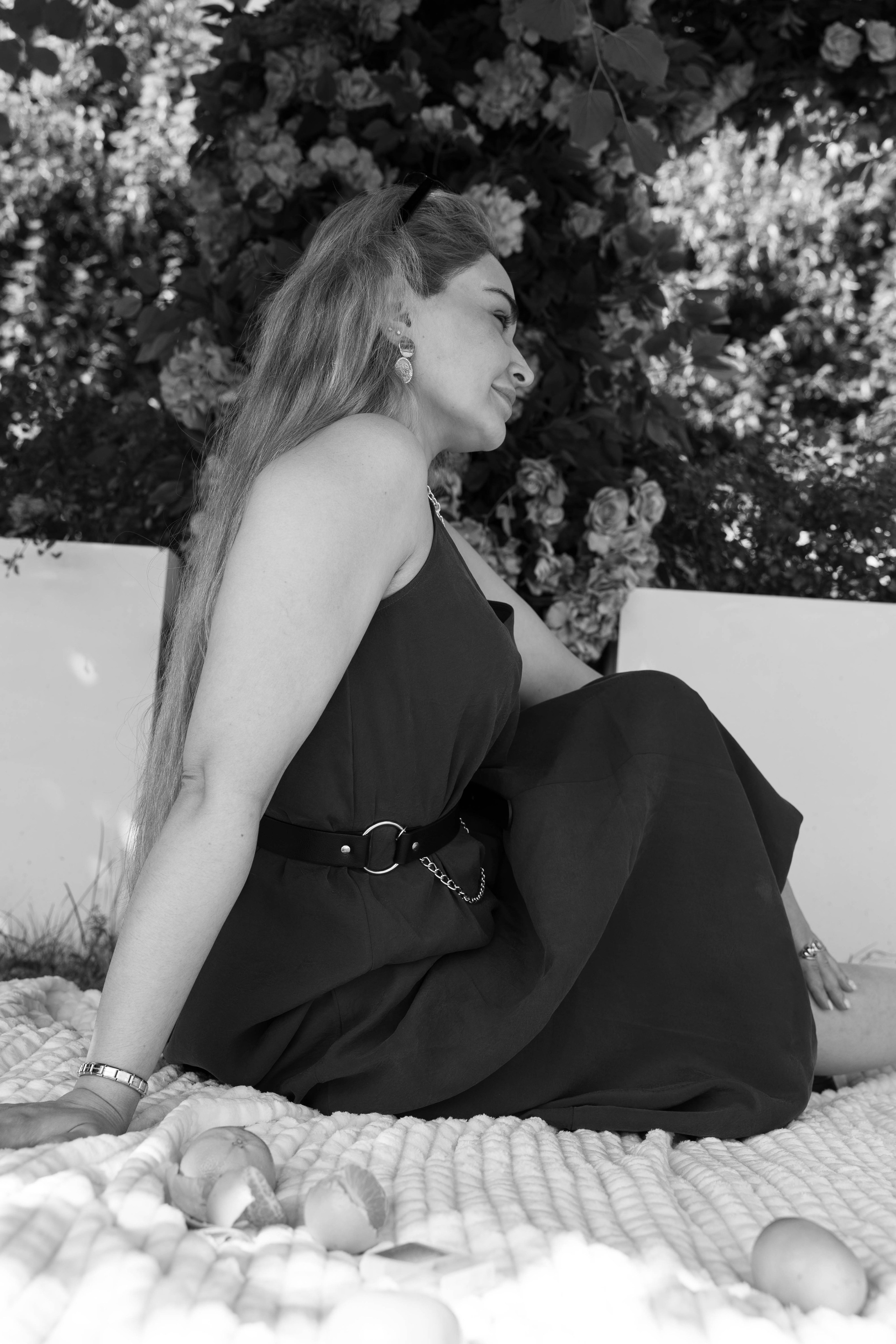 Прогулка мамы и дочки в парке