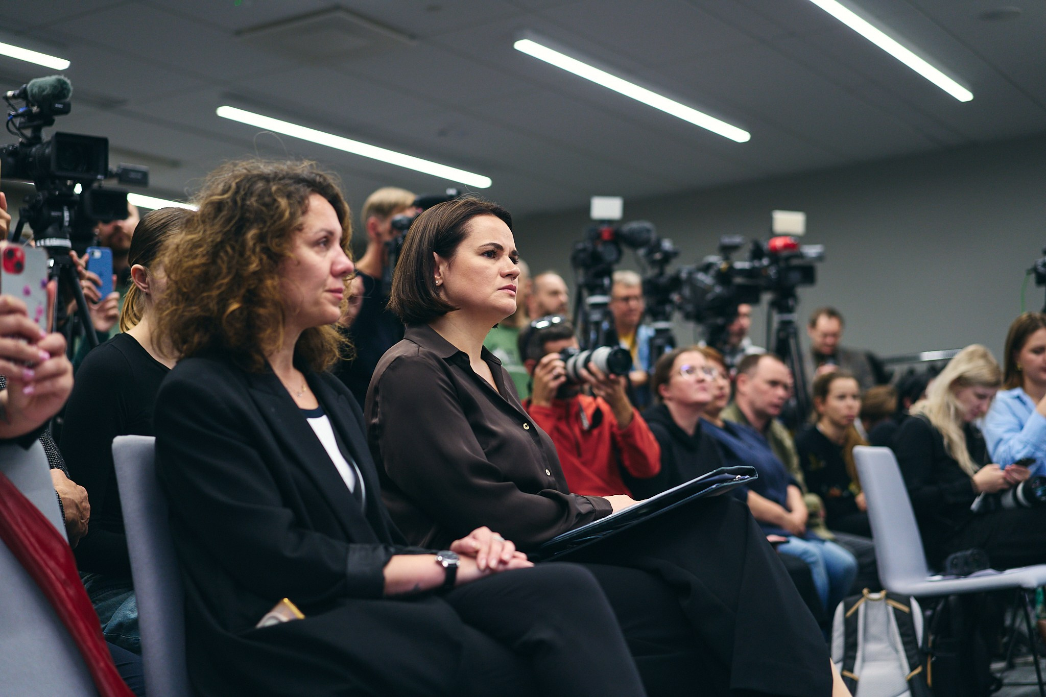 Press conference with Sviatlana Tsikhanouskaya and released political prisoners. Photographer in Vilnius