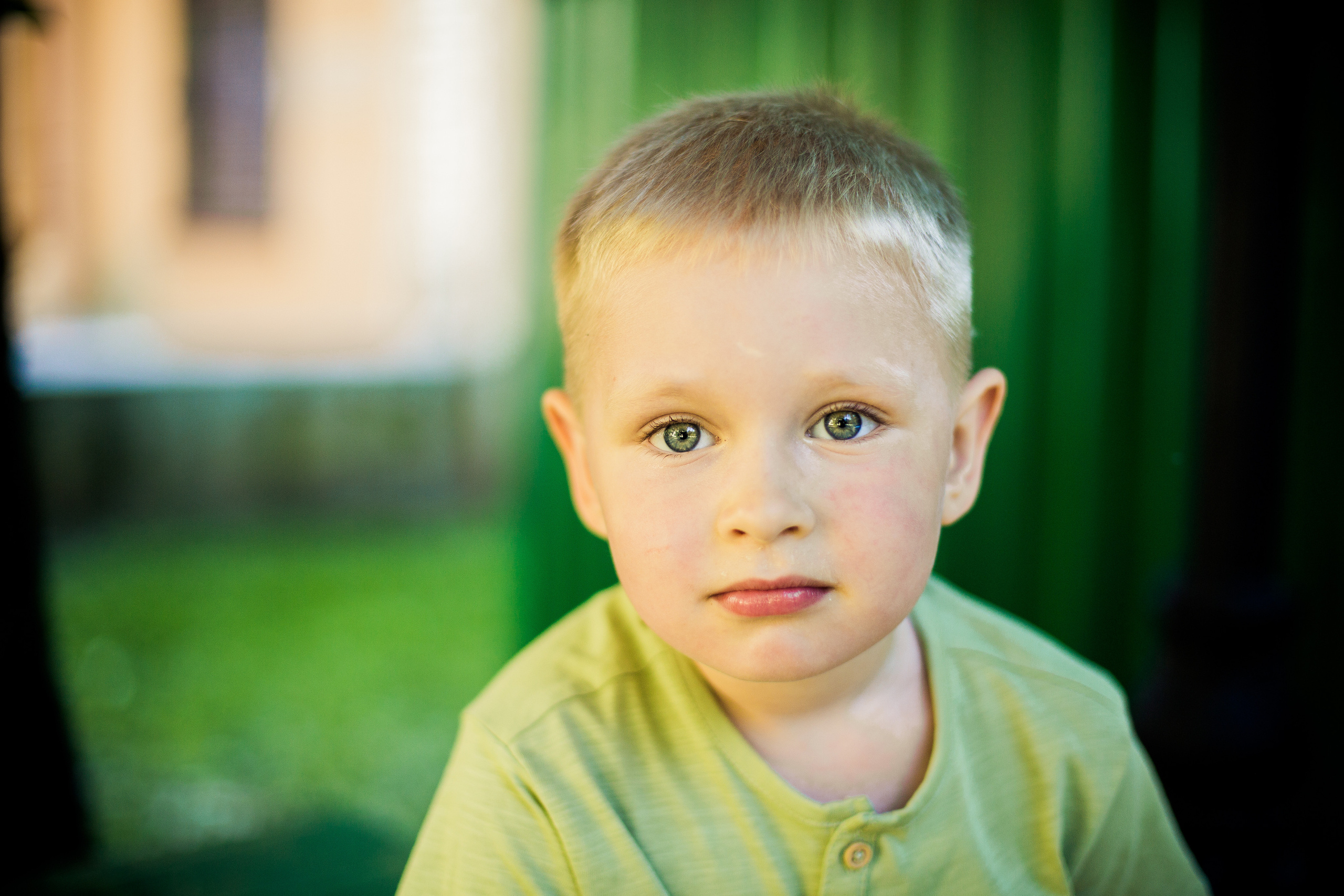 Уличная фотосессия мальчика с мамой и суровым папой. Детский, свадебный и семейный фотограф Юлия Курбатова, Санкт-Петербург