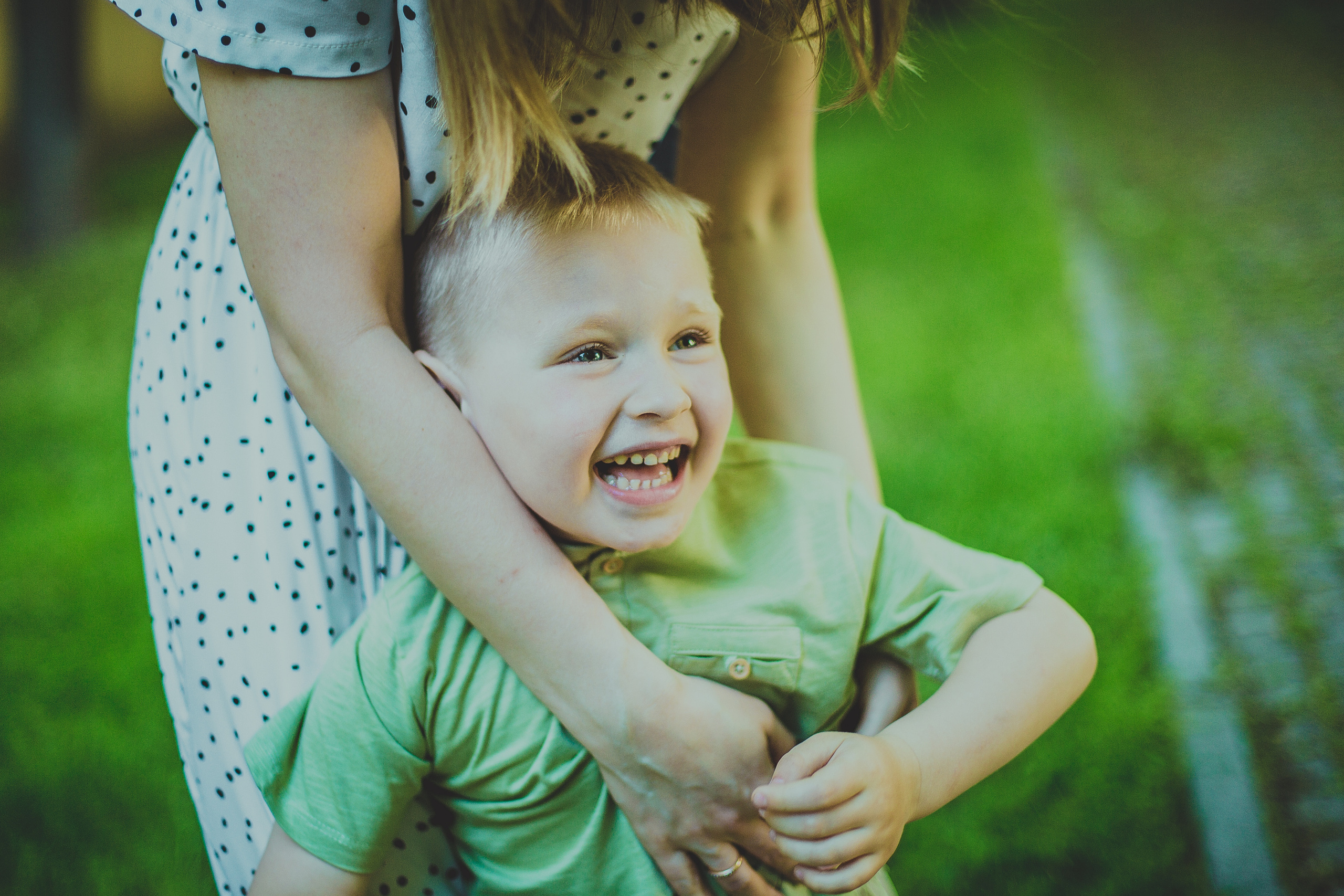 Уличная фотосессия мальчика с мамой и суровым папой. Детский, свадебный и семейный фотограф Юлия Курбатова, Санкт-Петербург