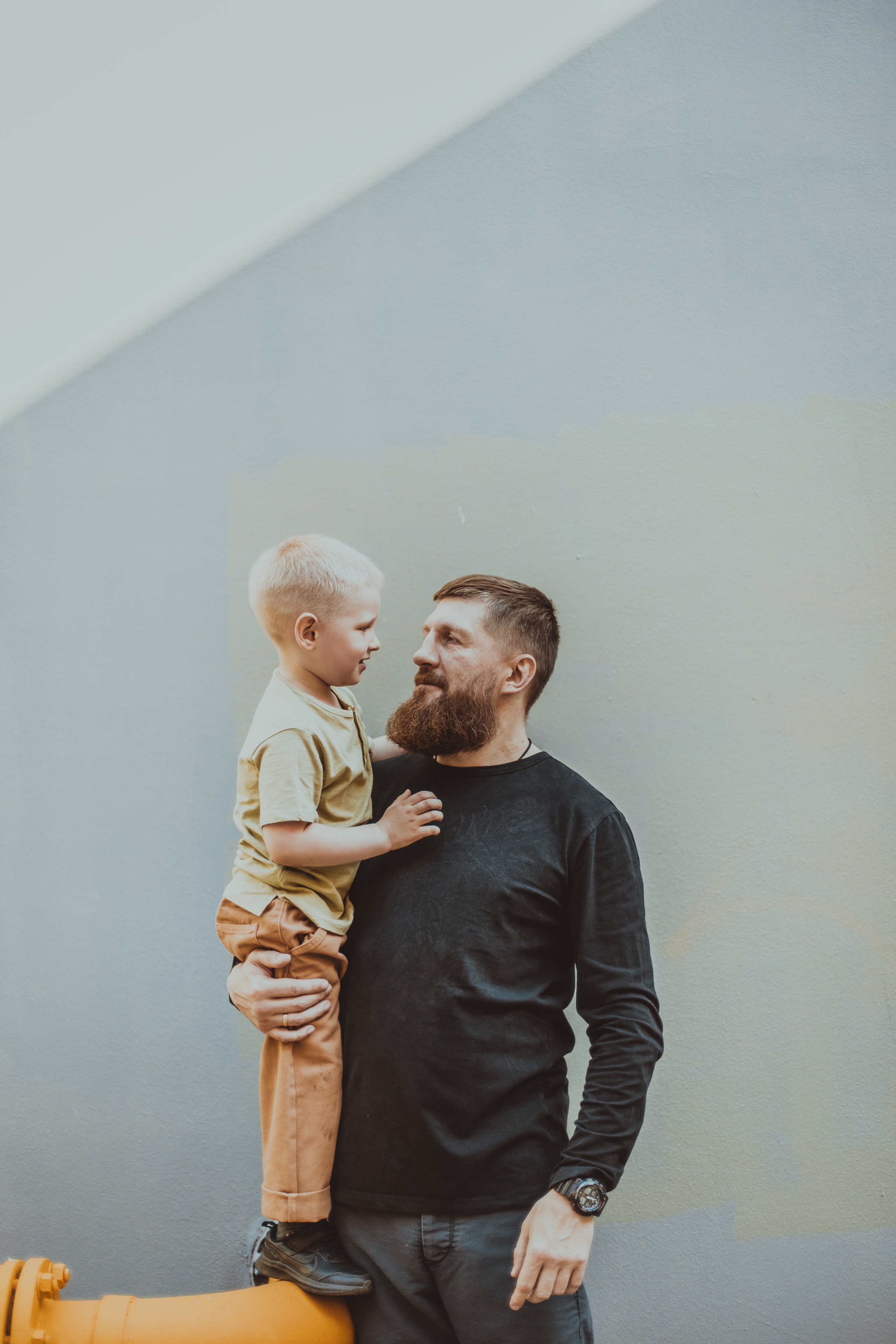 Уличная фотосессия мальчика с мамой и суровым папой. Детский, свадебный и семейный фотограф Юлия Курбатова, Санкт-Петербург