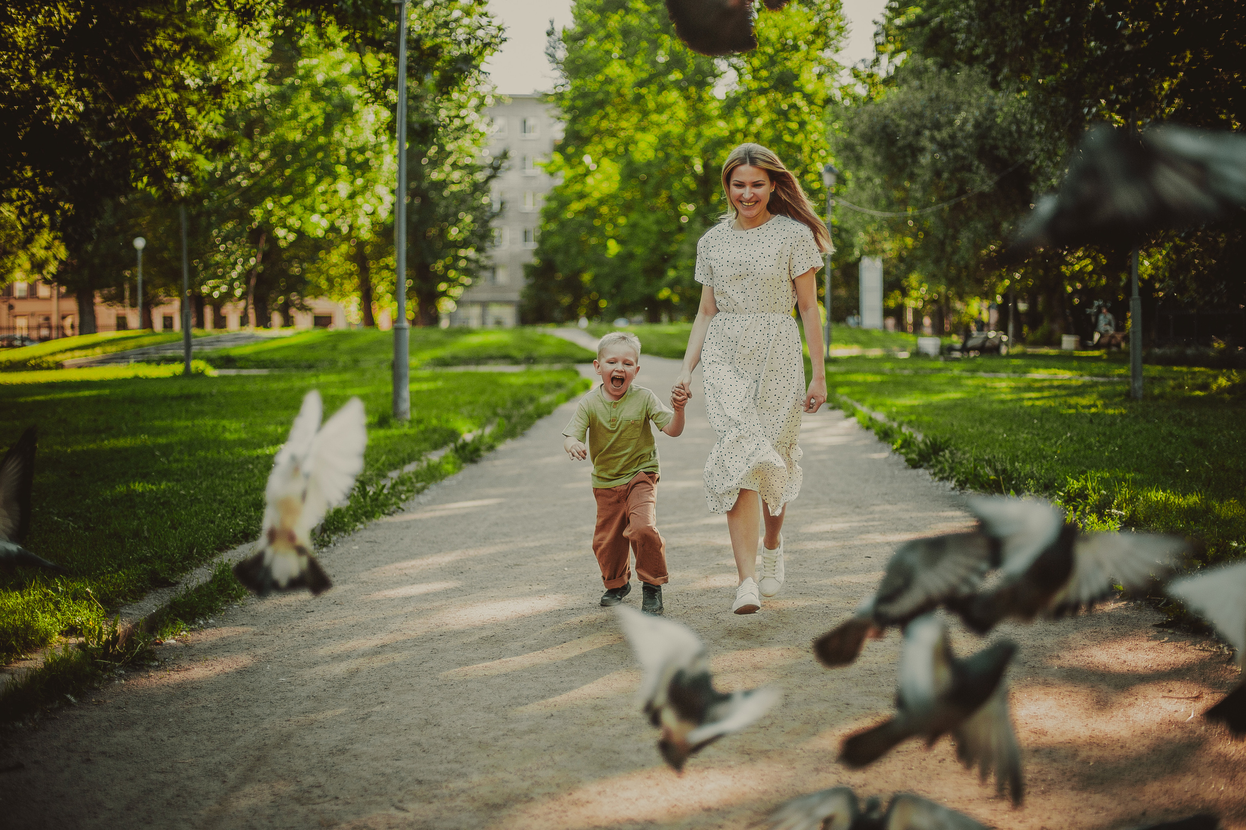 Уличная фотосессия мальчика с мамой и суровым папой. Детский, свадебный и семейный фотограф Юлия Курбатова, Санкт-Петербург