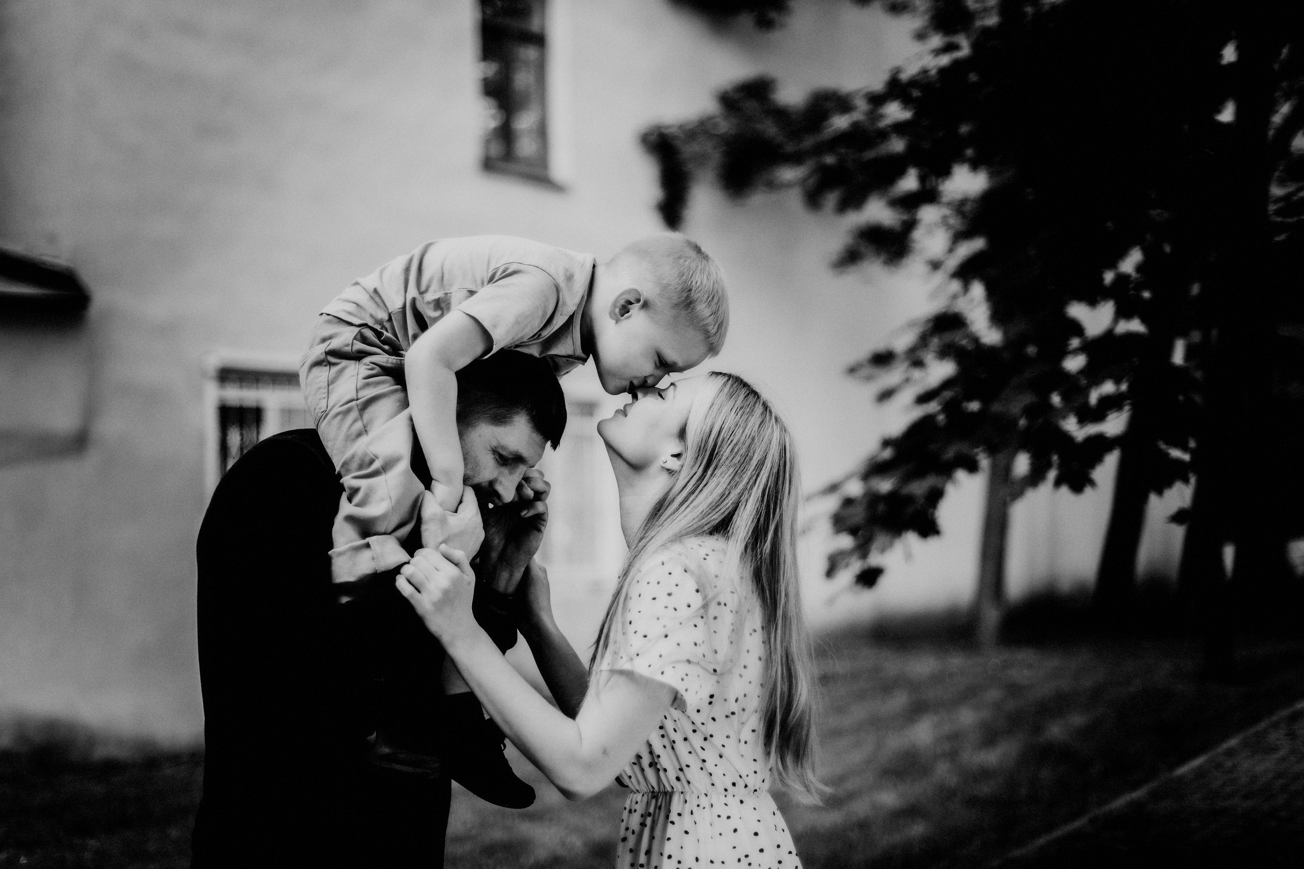 Уличная фотосессия мальчика с мамой и суровым папой. Детский, свадебный и семейный фотограф Юлия Курбатова, Санкт-Петербург