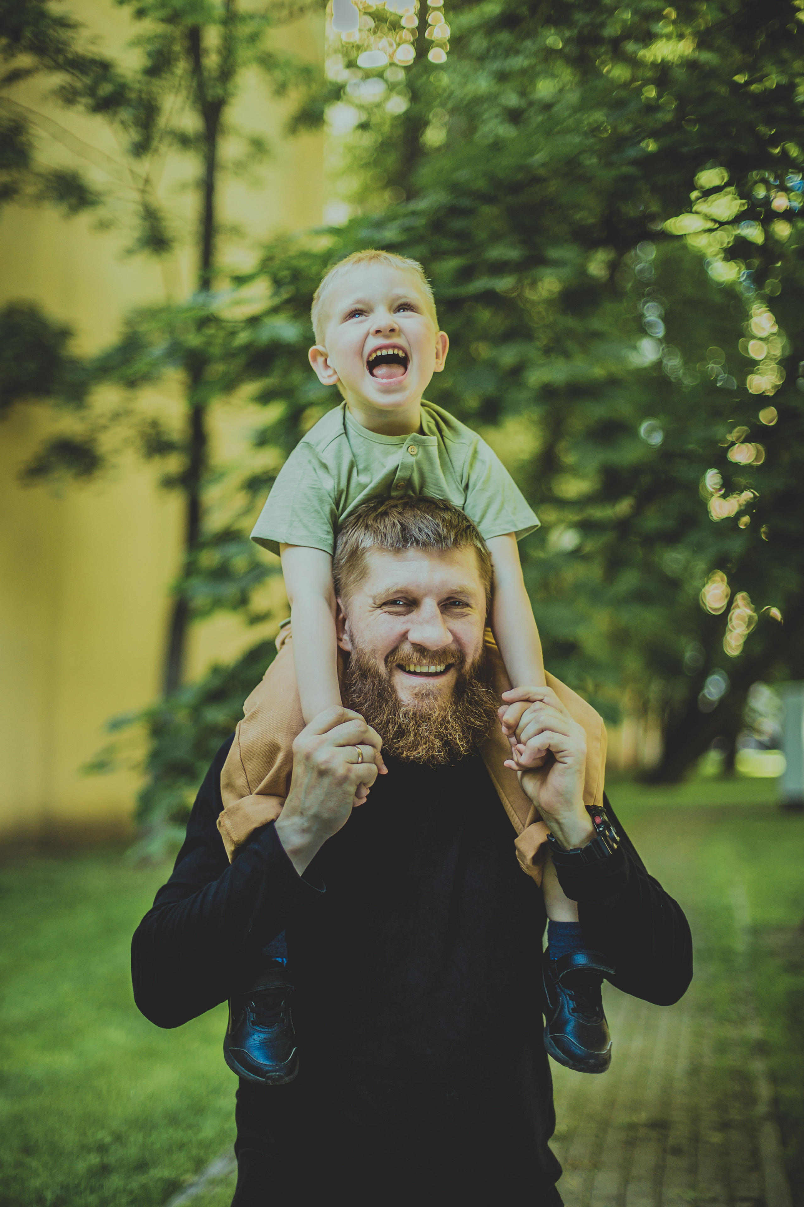 Уличная фотосессия мальчика с мамой и суровым папой. Детский, свадебный и семейный фотограф Юлия Курбатова, Санкт-Петербург