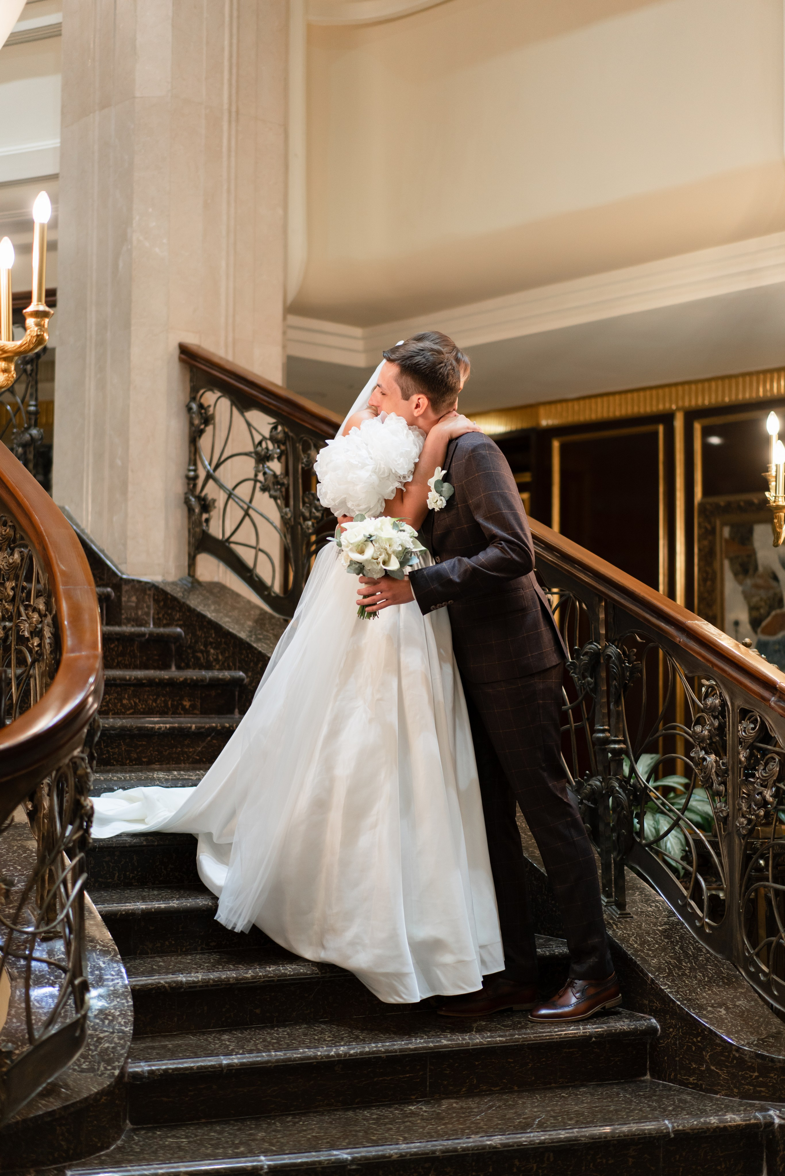 Свадебная фотосессия в отеле The St. Regis Moscow Nikolskaya. Свадебный фотограф Вера Климова