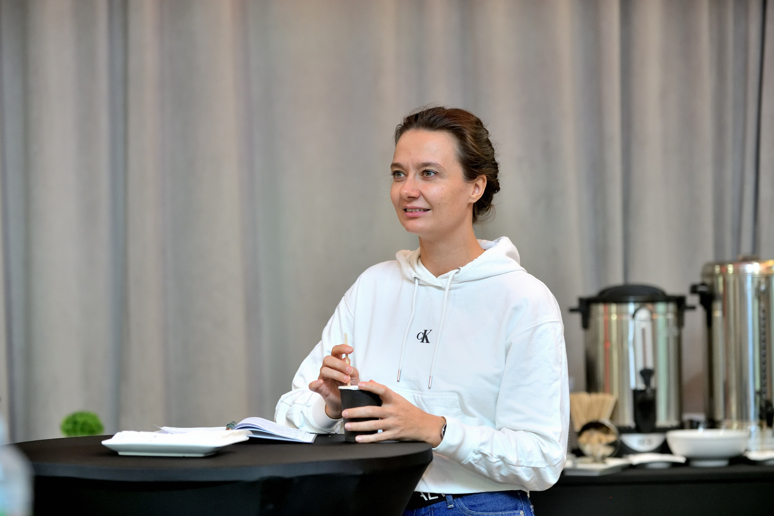 "Девушка на мероприятии Михаила Дашкиева".