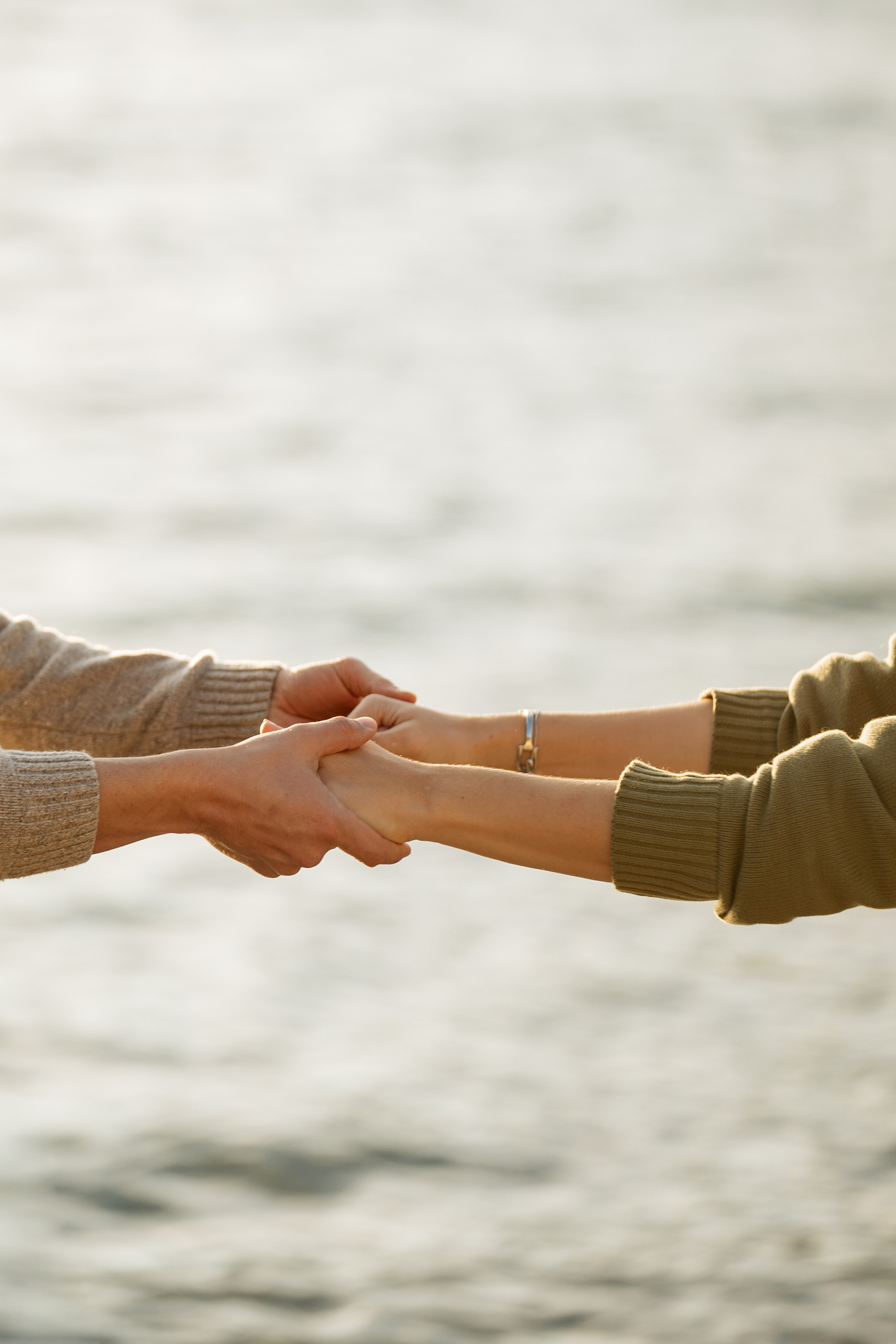 Заказать фотосессию на побережье Новороссийска. Яркие кадры семьи из четырех человек: двое детей, море и солнце.