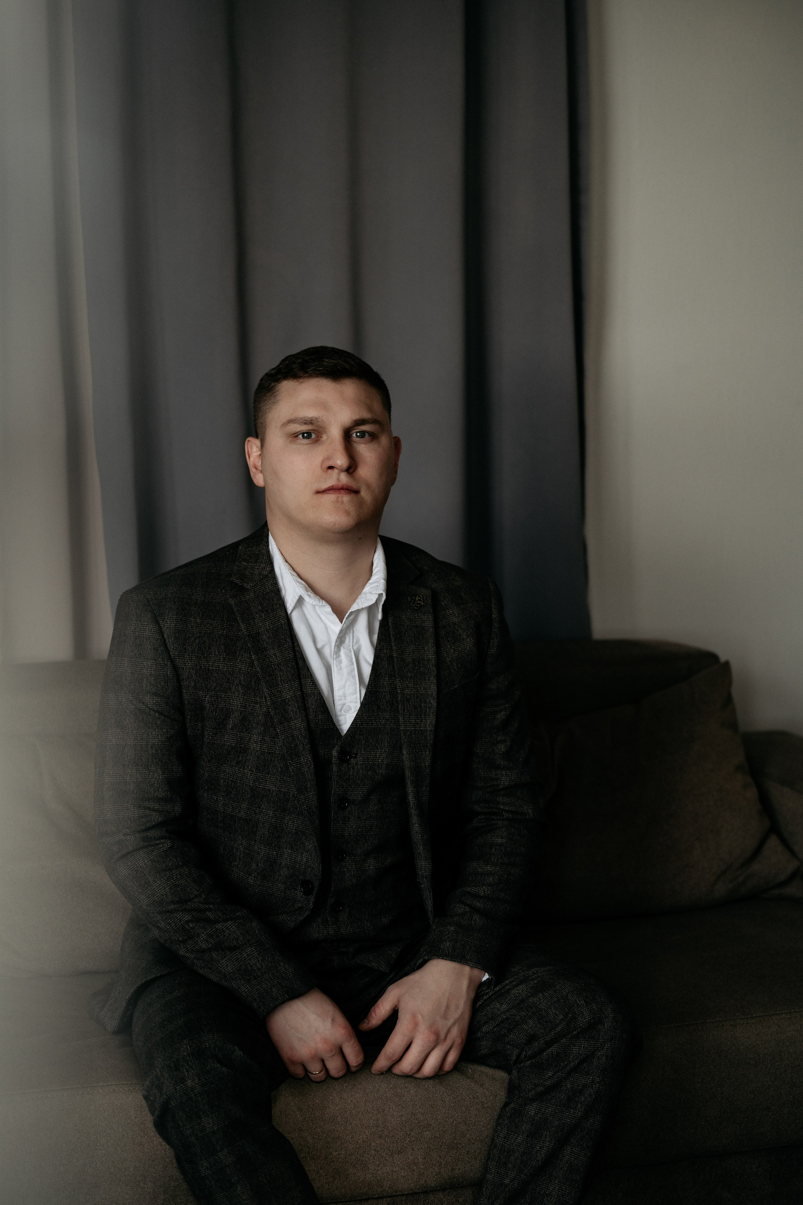 Портрет жениха, свадебный образ жениха,  серия романтичных свадебных фотографий молодожен в отеле Геленджика, свадебная фотосессия сборов жениха и невесты