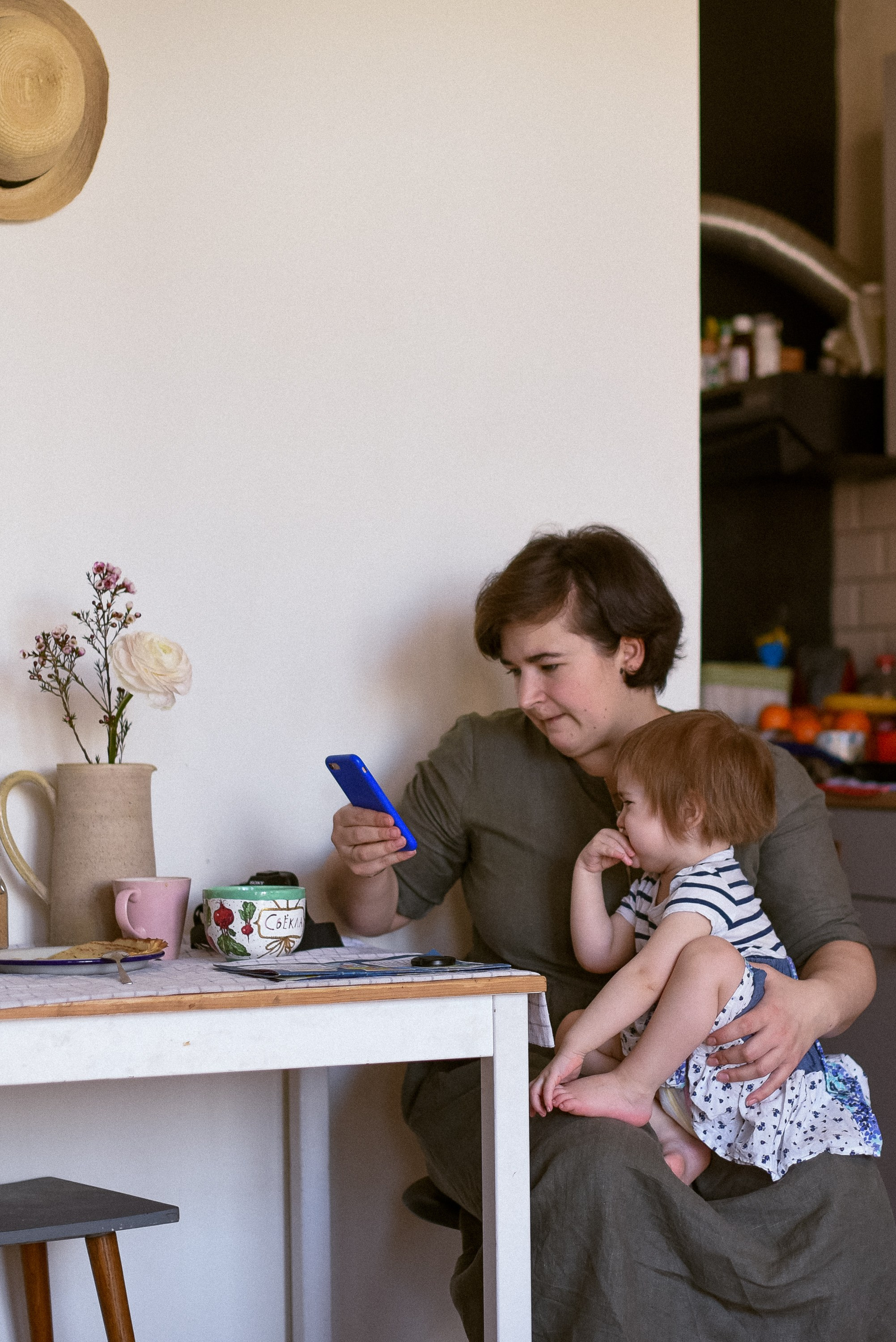 A Mom’s Day: The Everyday Hustle. Documentary family photography in Barcelona and beyond