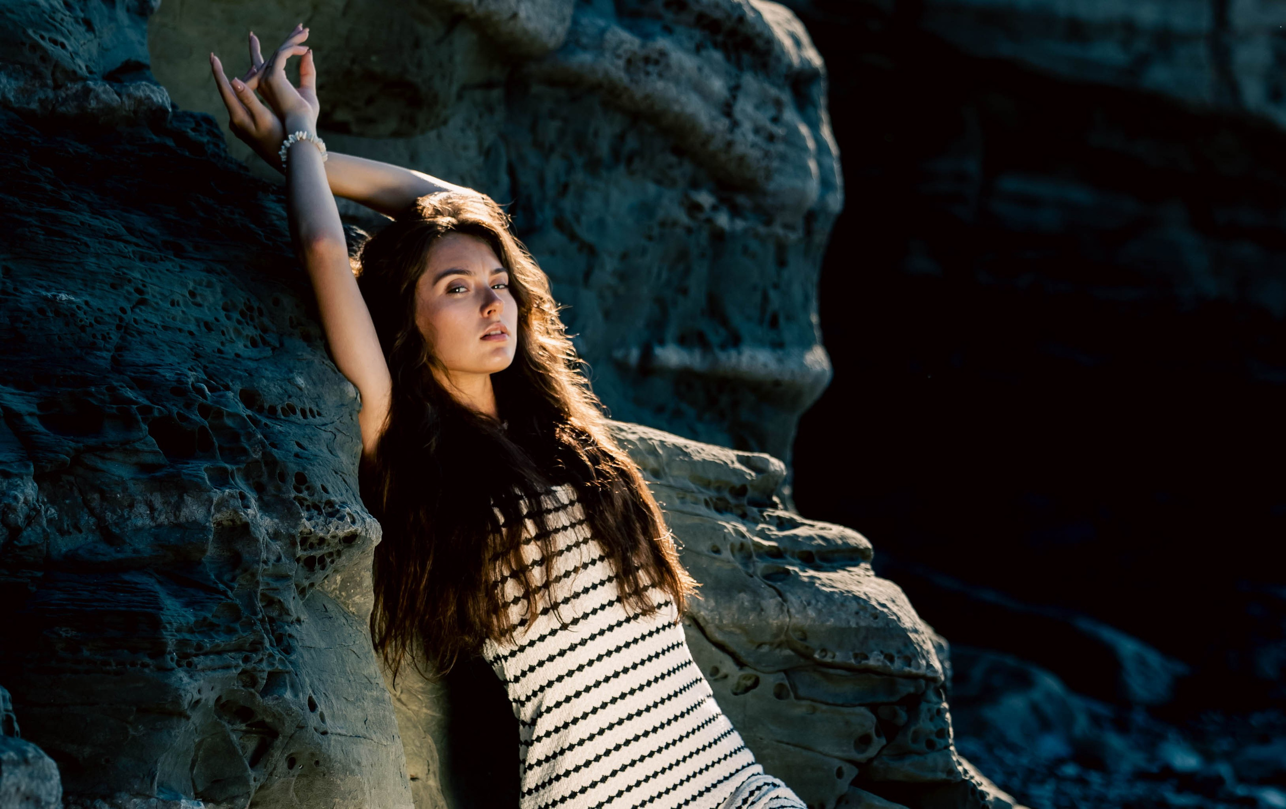 Еся и скалы. Фотограф Алексей Федорищев