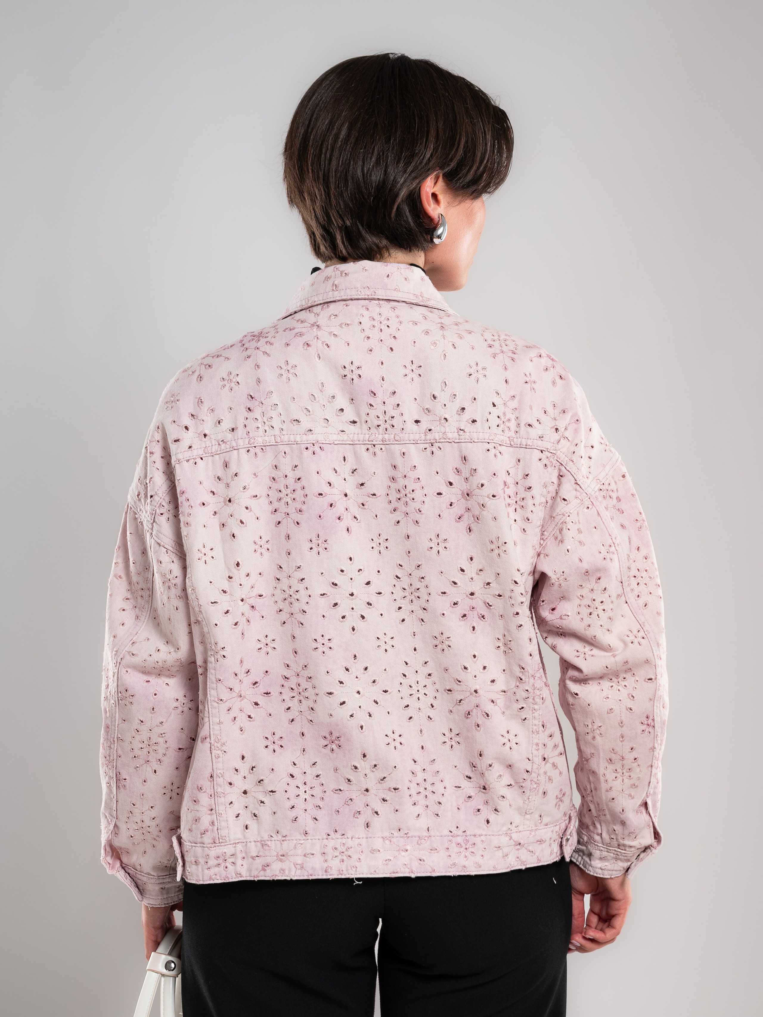 Джинсовые куртки на 2х моделях. Предметный фотограф, фото для маркетплейсов Пятигорск, КМВ