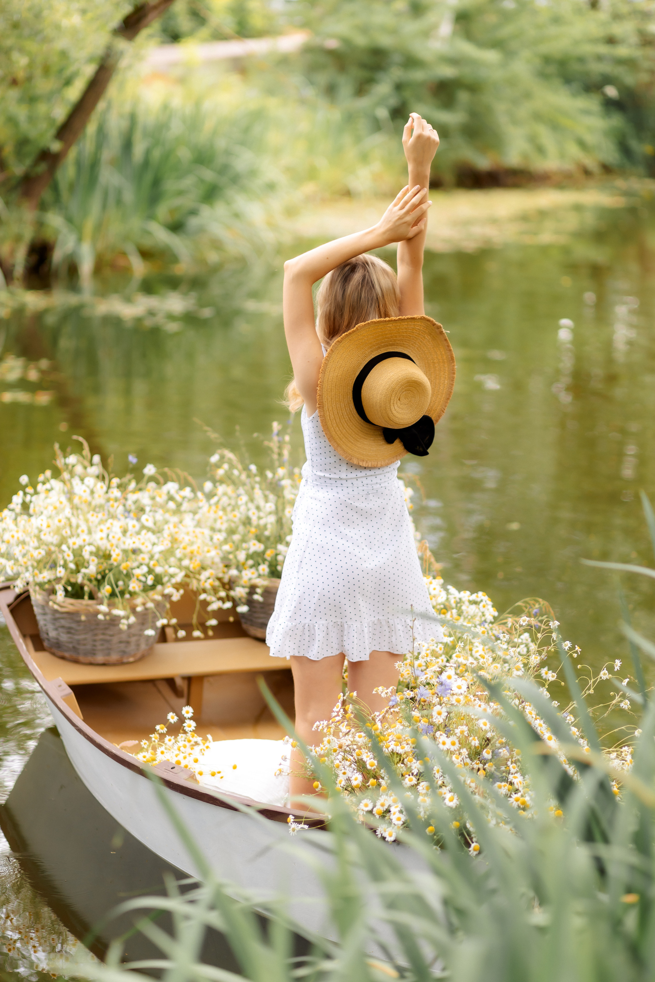 Фотосессия в лодке с цветами