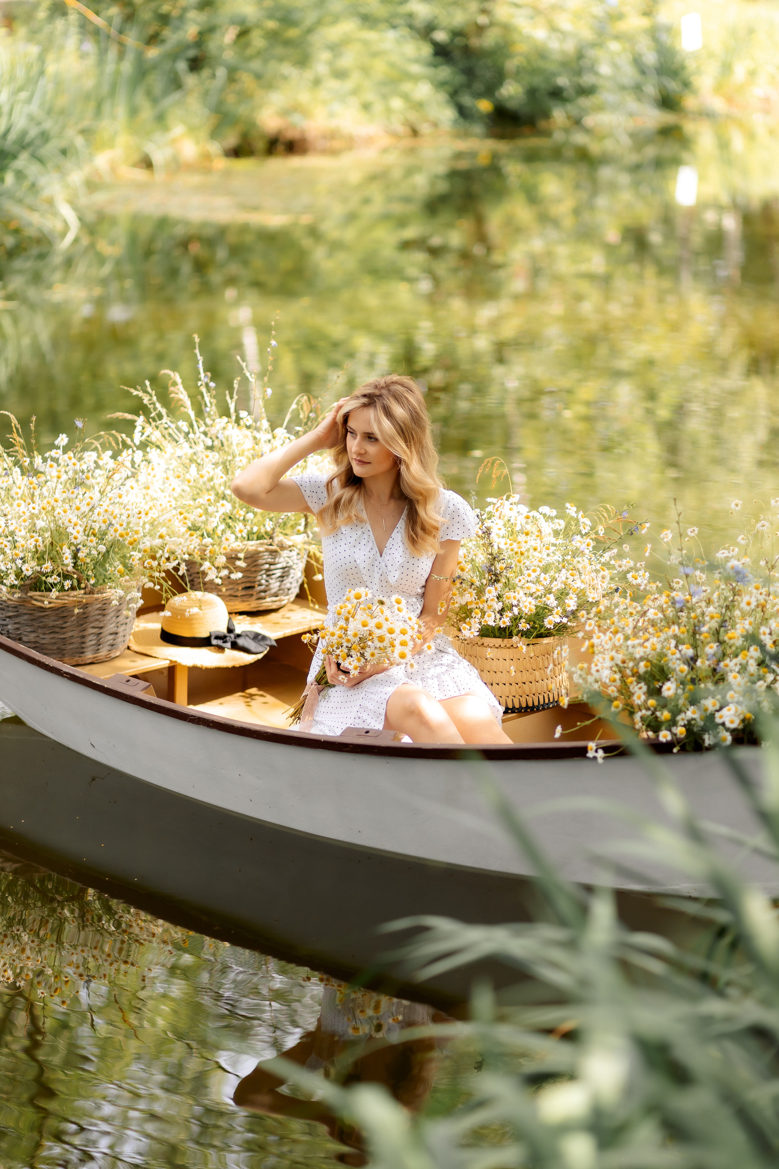 Фотосессия в лодке с цветами Зеленоград