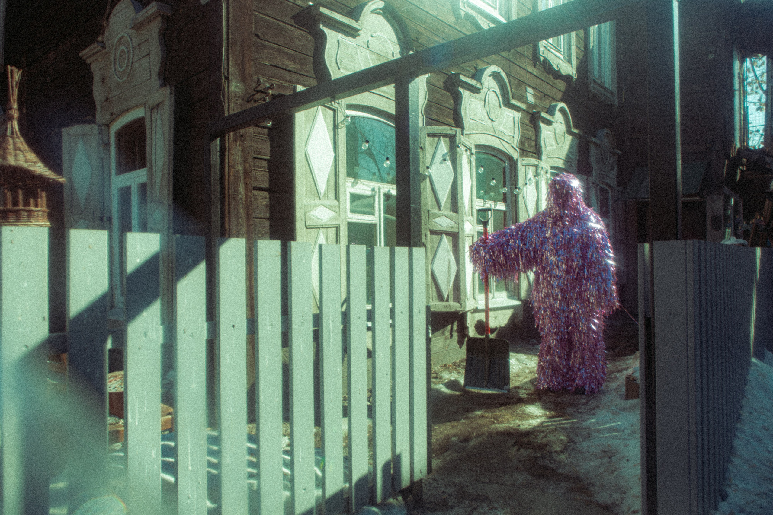 Современная fine art фотография, на которой изображен йетти в костюме из мишуры, живущий в деревянном доме. 