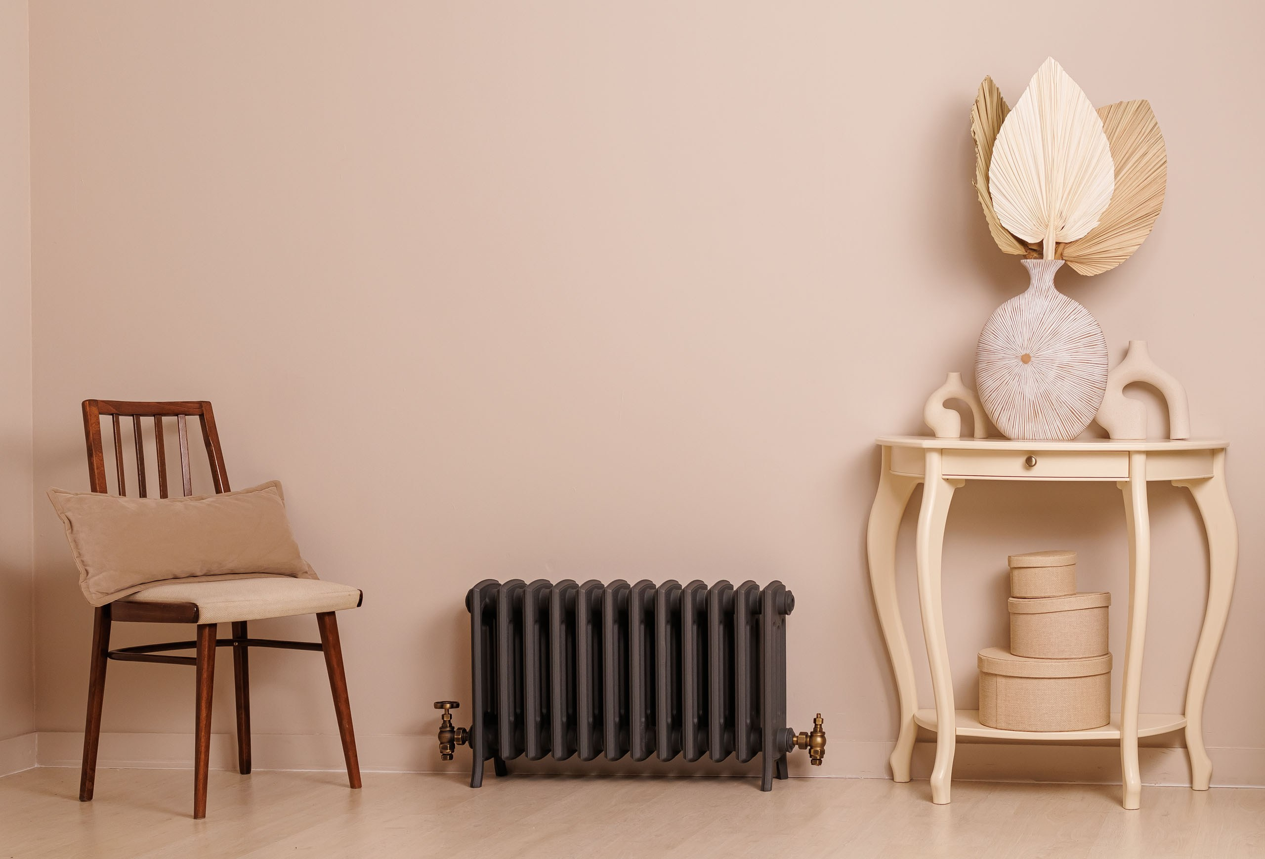 Предметные фотографии дизайнерских радиаторов отопления в стиле ретро