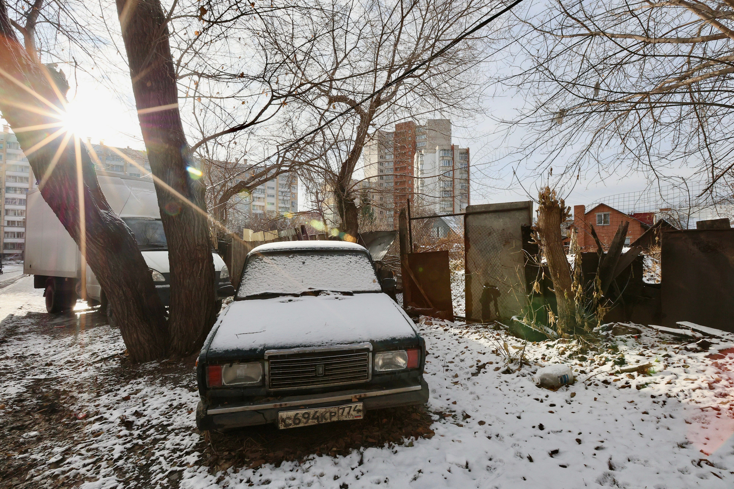 Людмила Владимировна. Хозяйка маленького дома в окружении многоэтажек. Репортажный фотограф Наталья Лапцевич