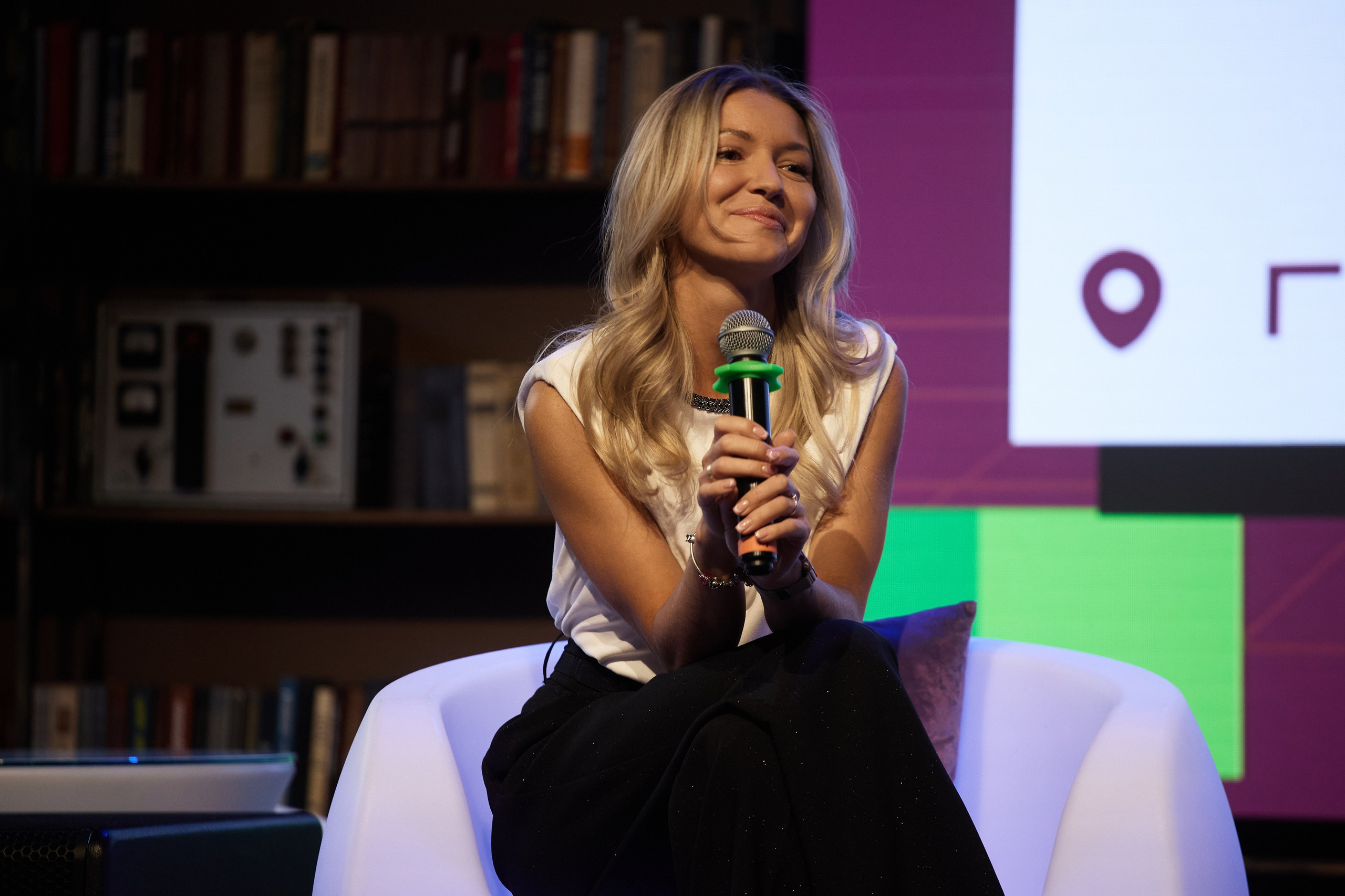 Репортажная фотосъемка в тёмном помещении с дополнительным светом. КонТайм: профессиональная съемка для организаций