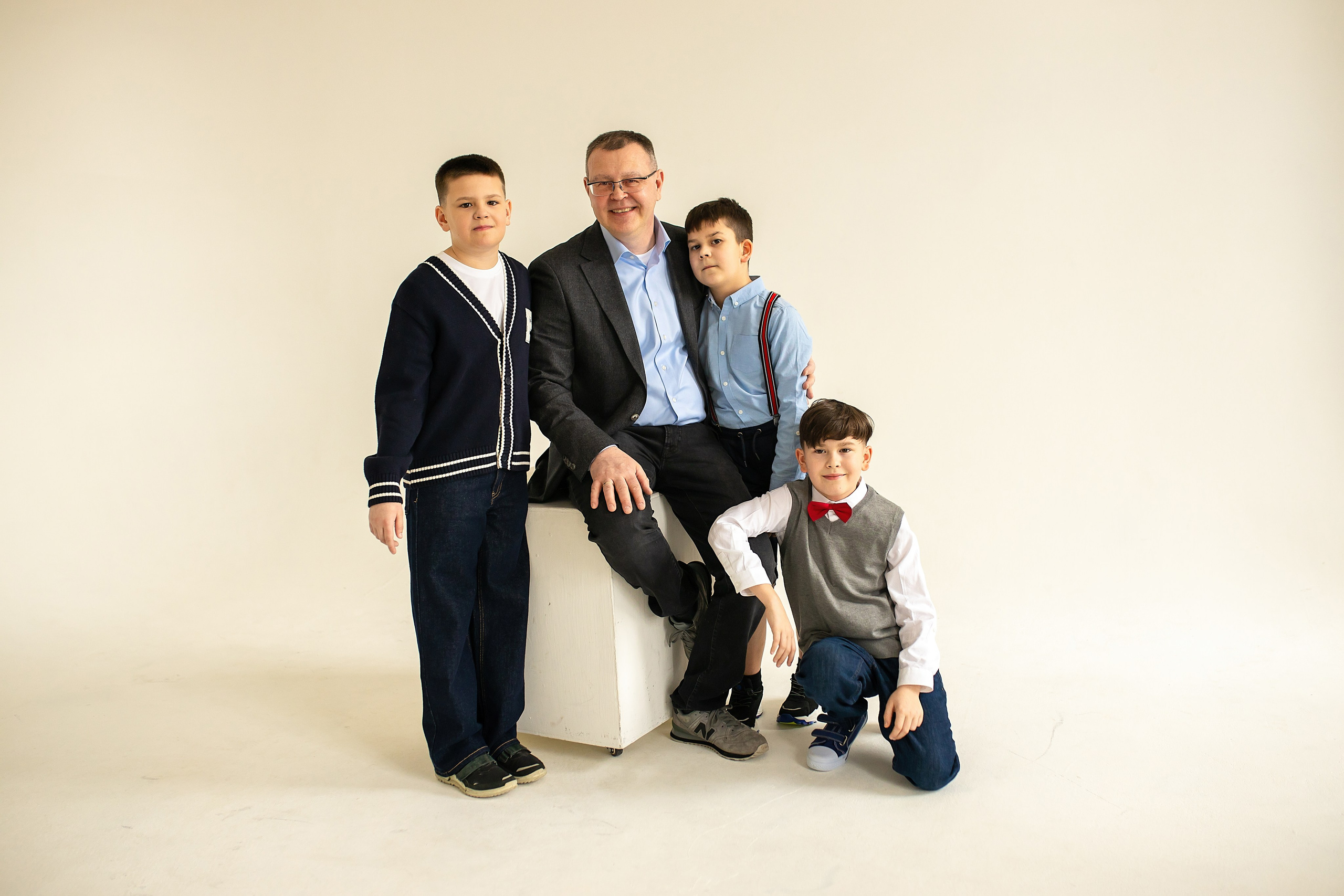 Семейная фотосессия на циклораме с естественным светом. Фотограф в Железнодорожном и Балашихе