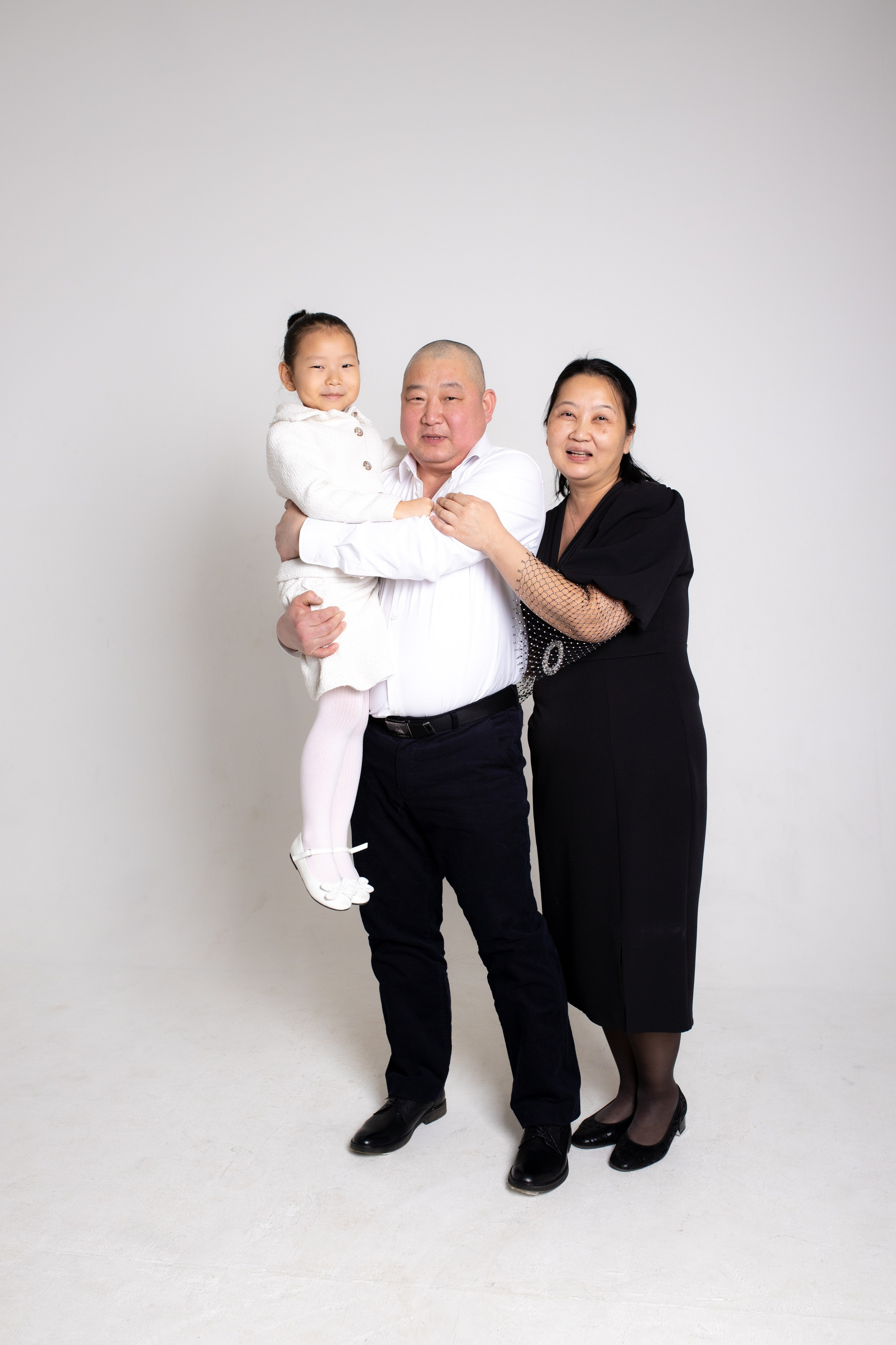 Семейная фотосессия на циклораме с импульсным светом. Фотограф в Железнодорожном и Балашихе