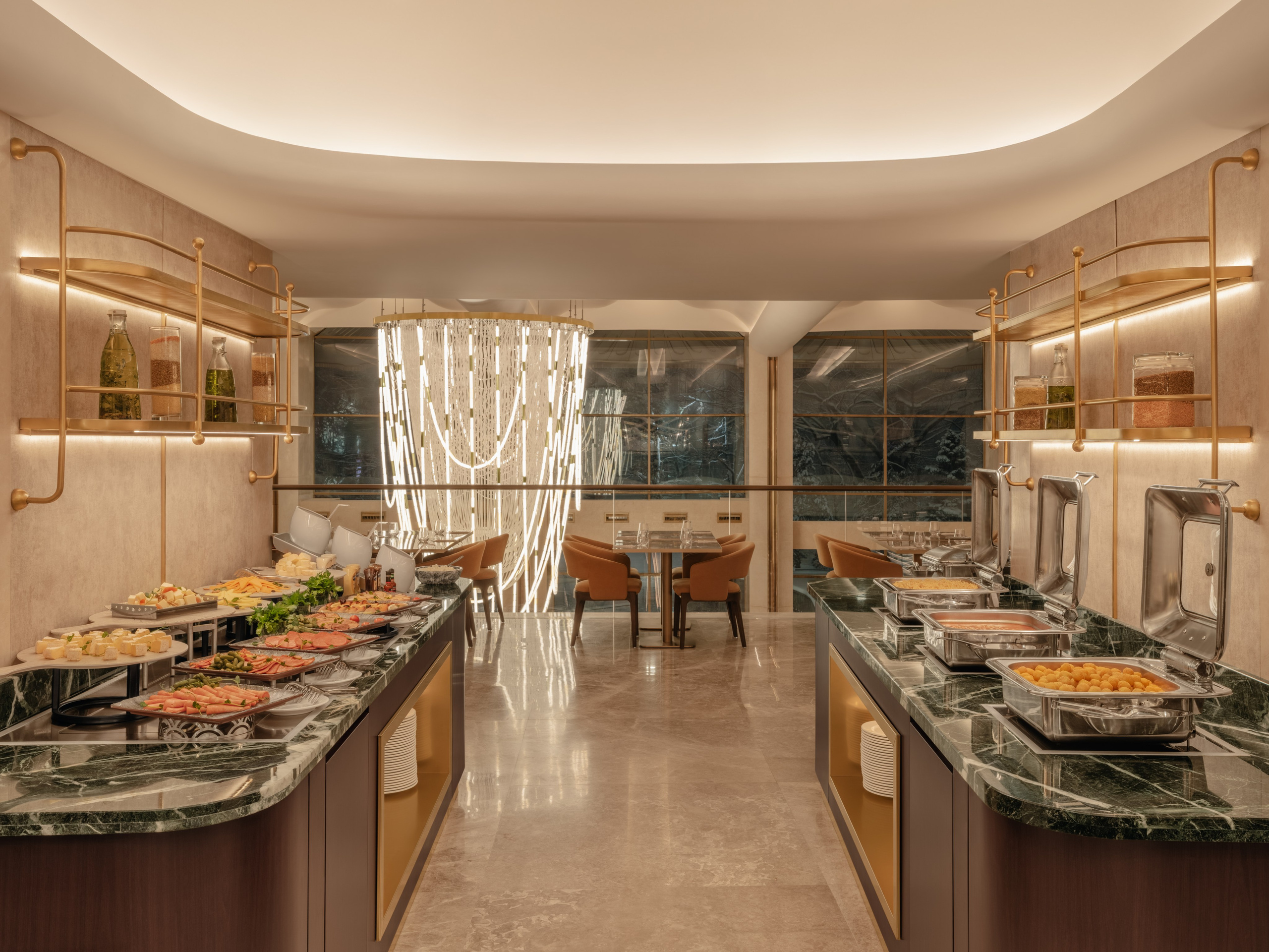 Интерьер ресторана для завтраков в гостинице Казахстан, Алматы — профессиональная фотосъёмка