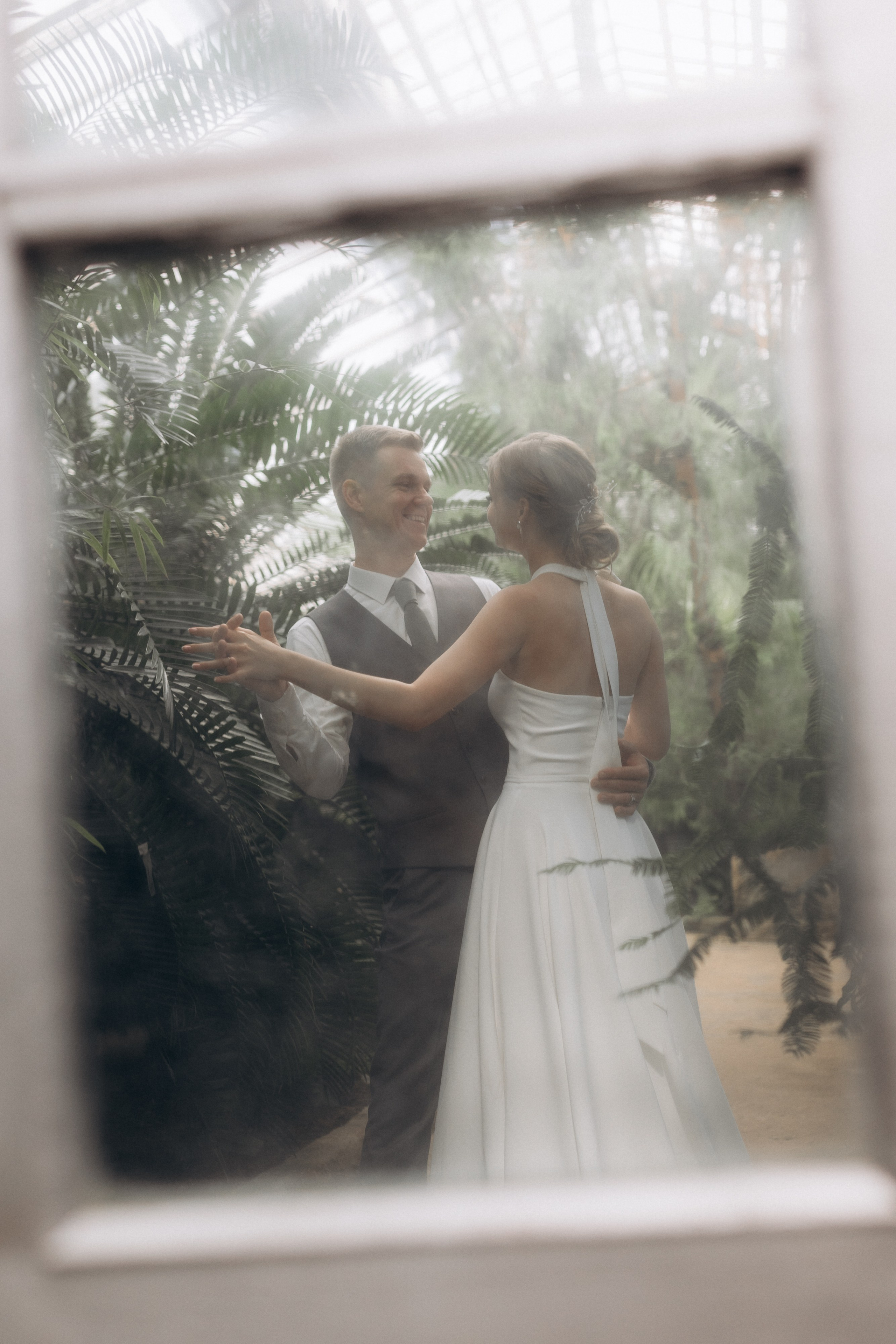 Свадебная фотосессия в Главном Ботаническом саду и в оранжерее. Свадебный фотограф в Москве Мария Крош